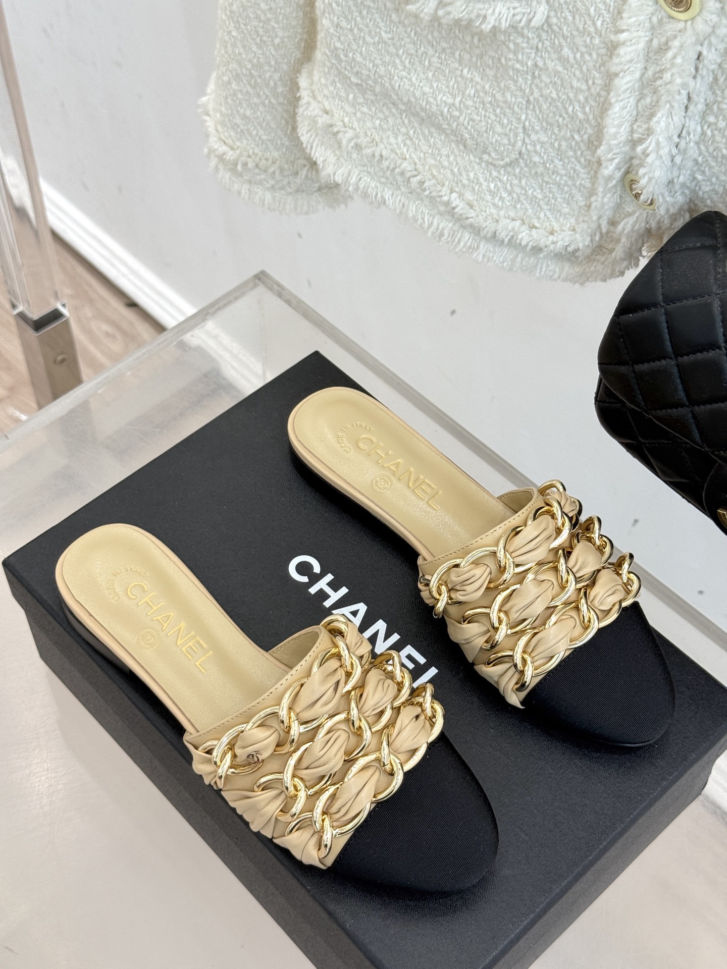 
CHANE*｜小香25K春夏新品
大链条双C包头拖半拖鞋
链条凉拖是今年的大爆款
已被它的美貌折服得随