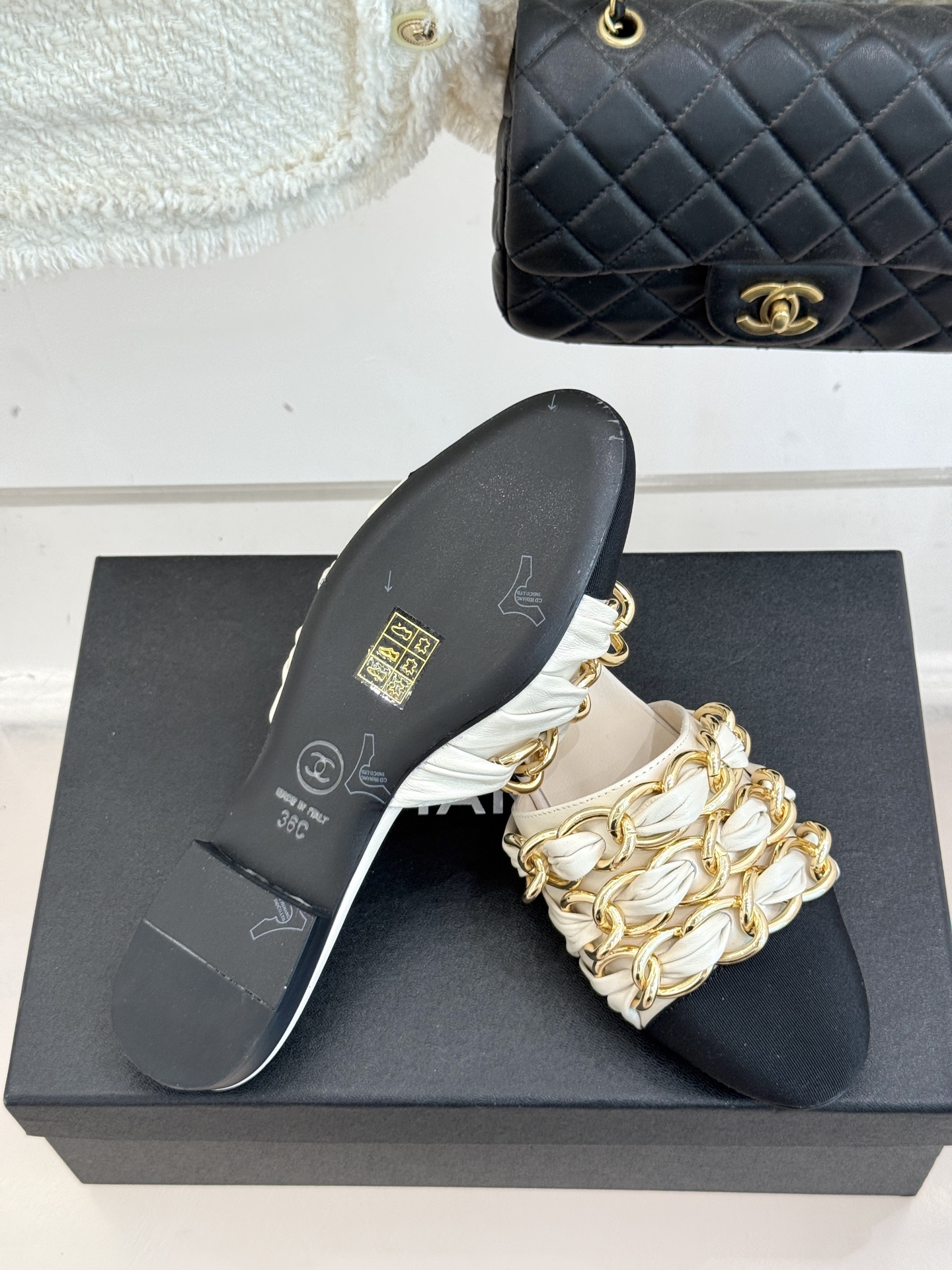 
CHANE*｜小香25K春夏新品
大链条双C包头拖半拖鞋
链条凉拖是今年的大爆款
已被它的美貌折服得随