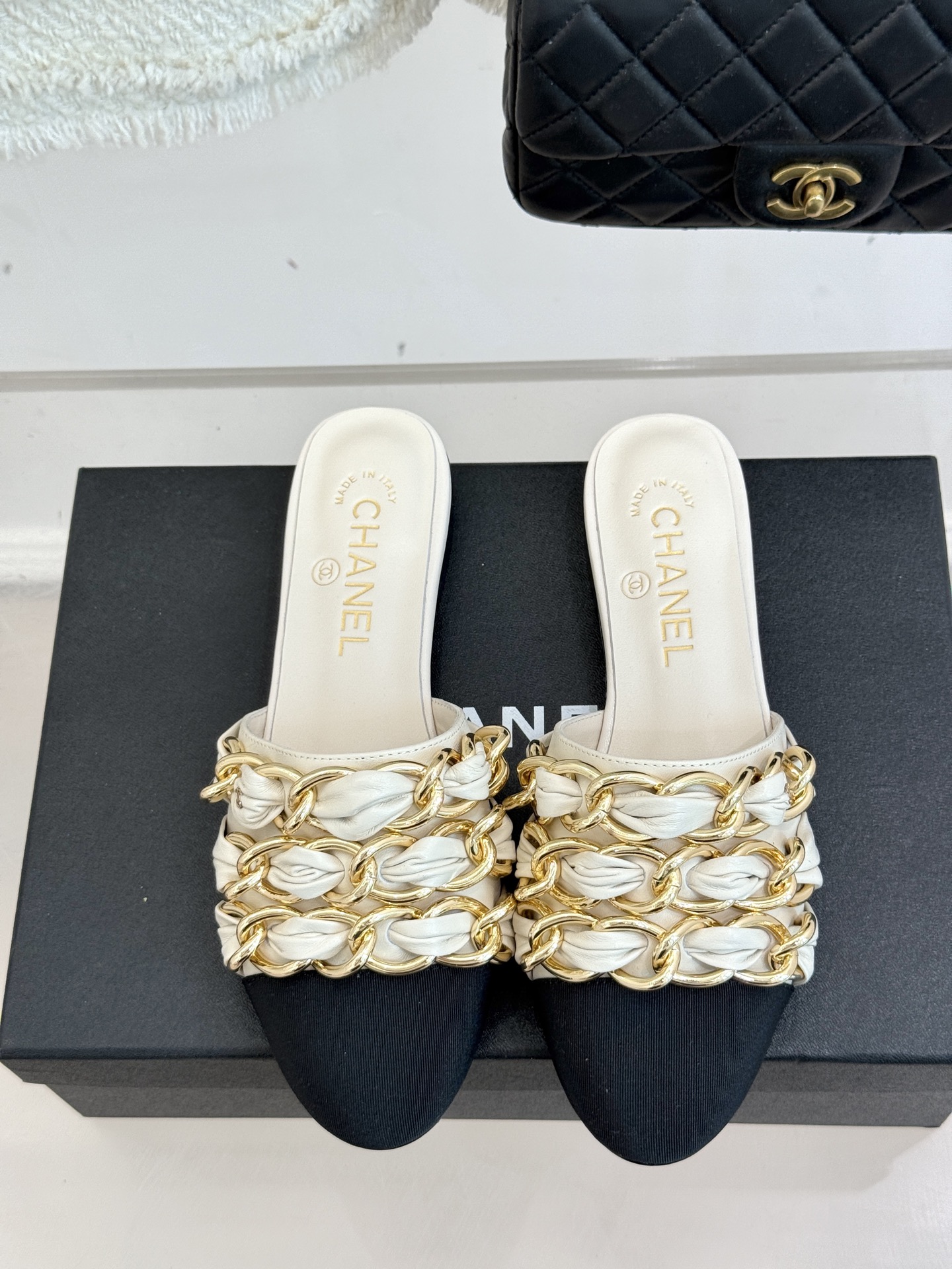 
CHANE*｜小香25K春夏新品
大链条双C包头拖半拖鞋
链条凉拖是今年的大爆款
已被它的美貌折服得随