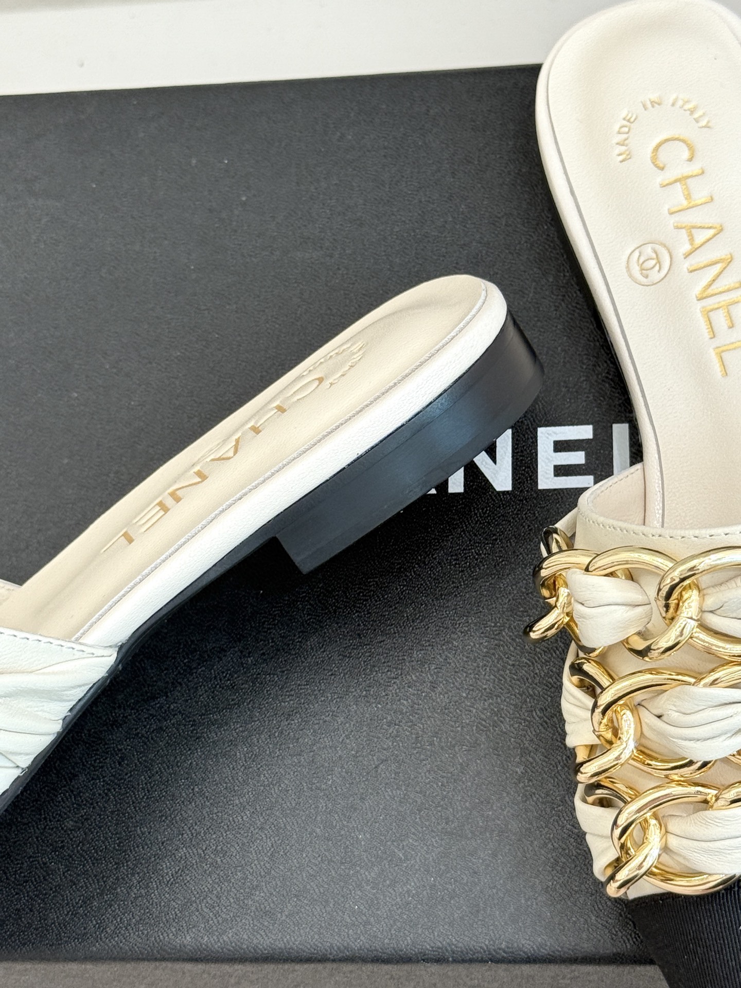 
CHANE*｜小香25K春夏新品
大链条双C包头拖半拖鞋
链条凉拖是今年的大爆款
已被它的美貌折服得随