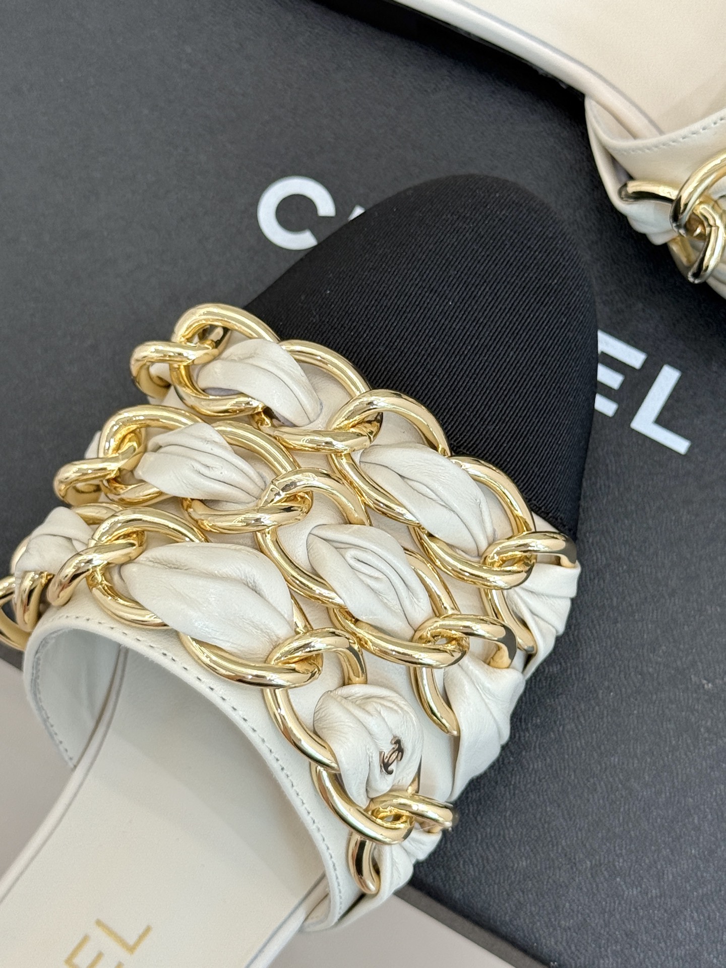 
CHANE*｜小香25K春夏新品
大链条双C包头拖半拖鞋
链条凉拖是今年的大爆款
已被它的美貌折服得随