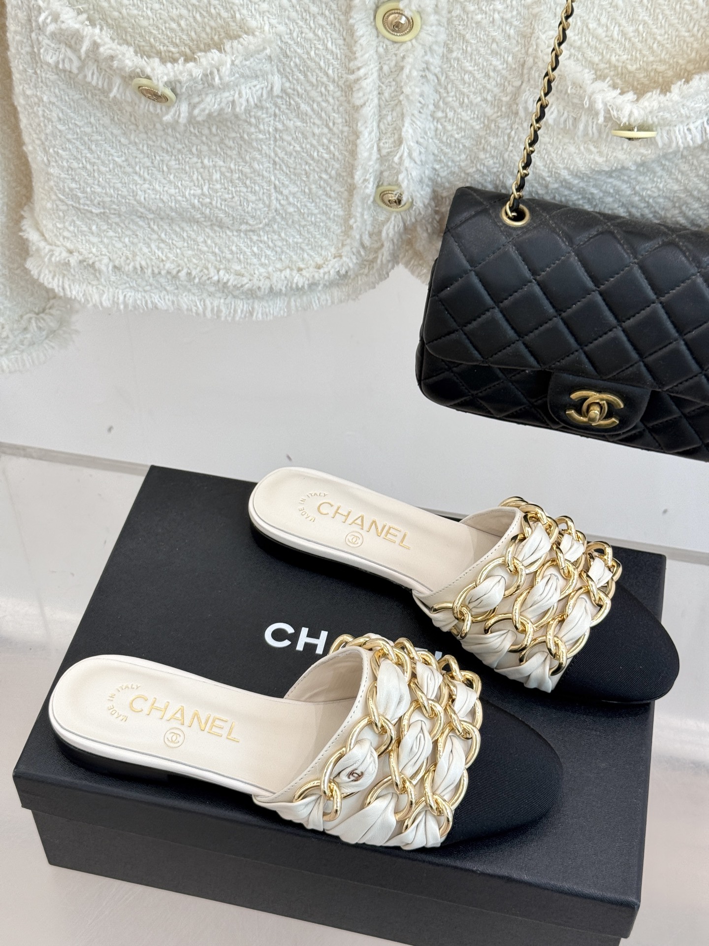 
CHANE*｜小香25K春夏新品
大链条双C包头拖半拖鞋
链条凉拖是今年的大爆款
已被它的美貌折服得随