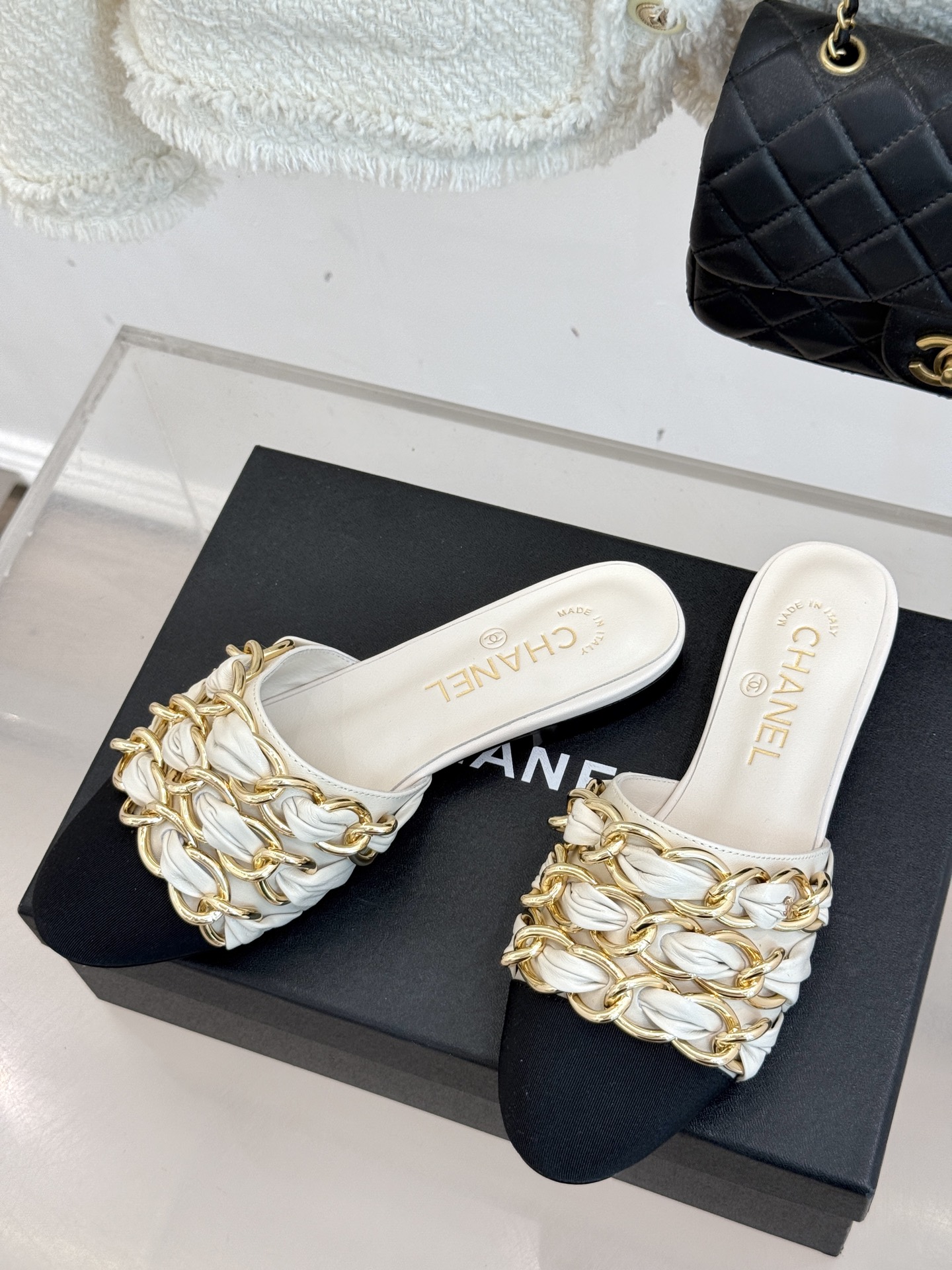 
CHANE*｜小香25K春夏新品
大链条双C包头拖半拖鞋
链条凉拖是今年的大爆款
已被它的美貌折服得随