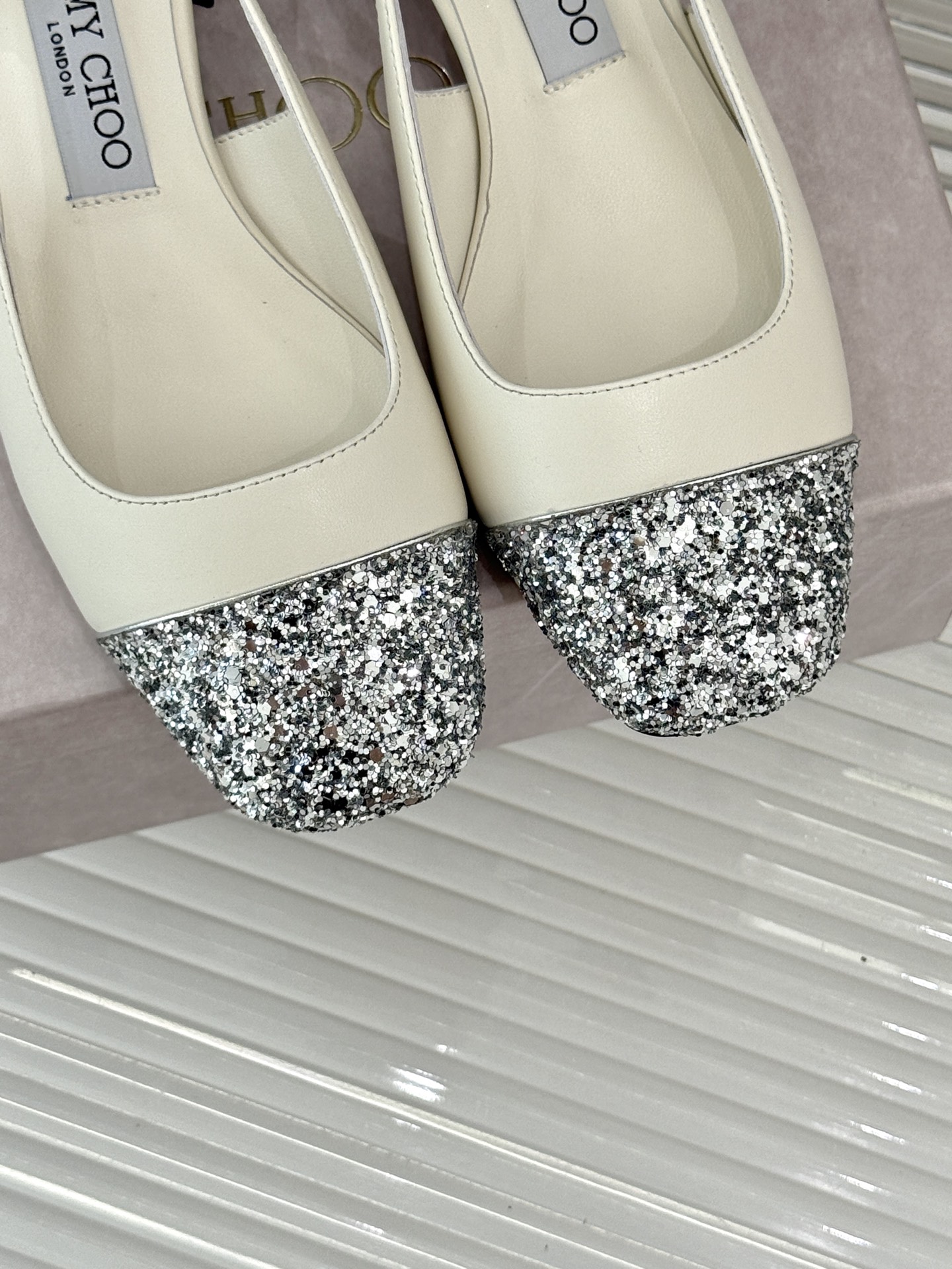 
Jimmy Choo｜吉米周经典
方头拼色粗跟后空凉鞋
经典方头搭配精致绊带
优雅与时尚并存
纯色款简