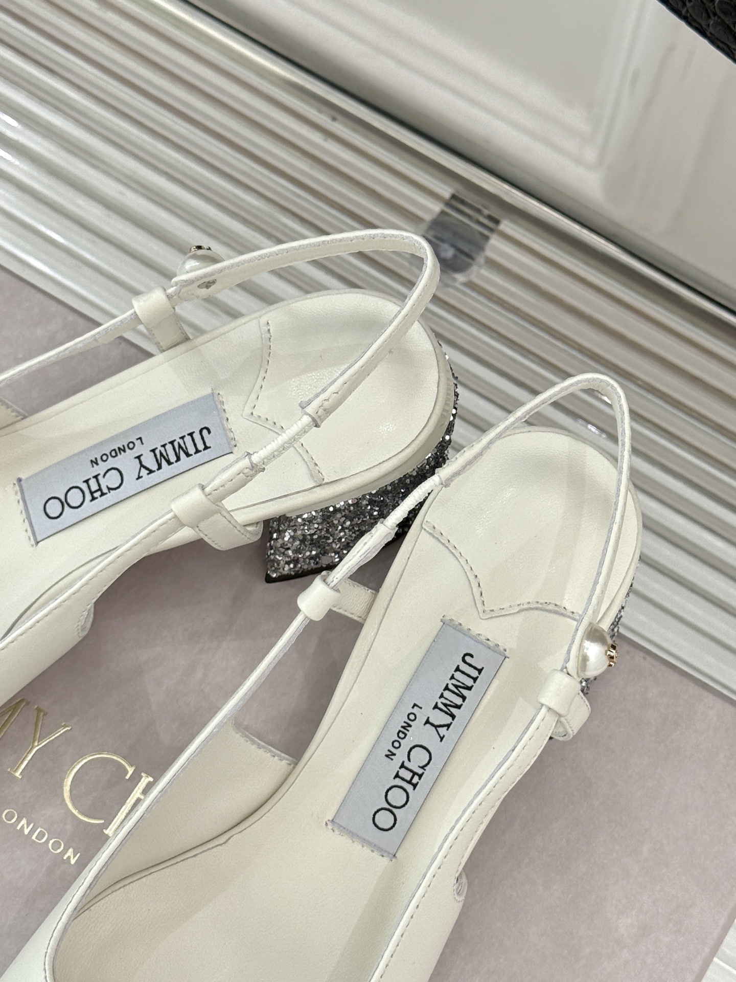 
Jimmy Choo｜吉米周经典
方头拼色粗跟后空凉鞋
经典方头搭配精致绊带
优雅与时尚并存
纯色款简