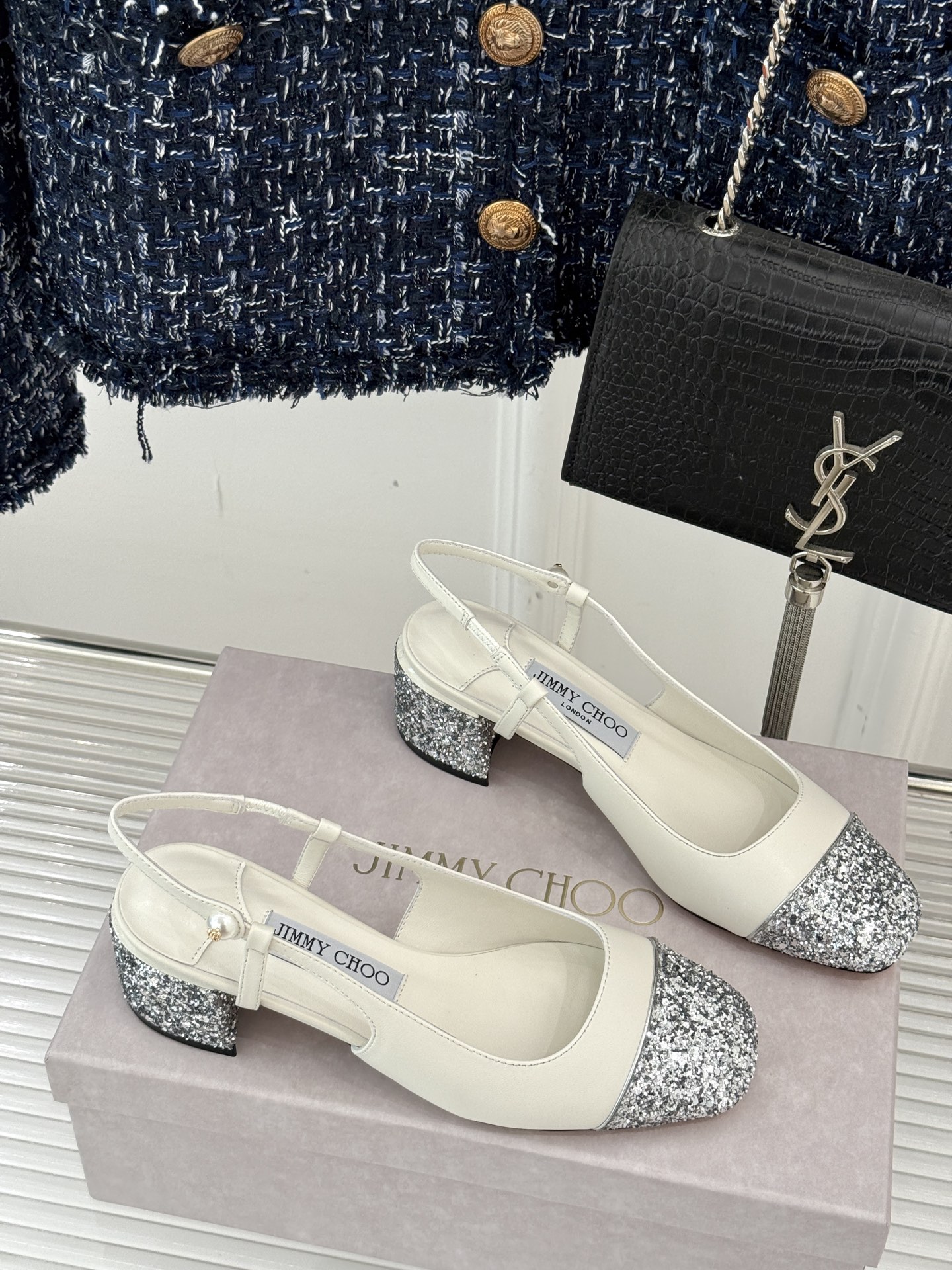 
Jimmy Choo｜吉米周经典
方头拼色粗跟后空凉鞋
经典方头搭配精致绊带
优雅与时尚并存
纯色款简