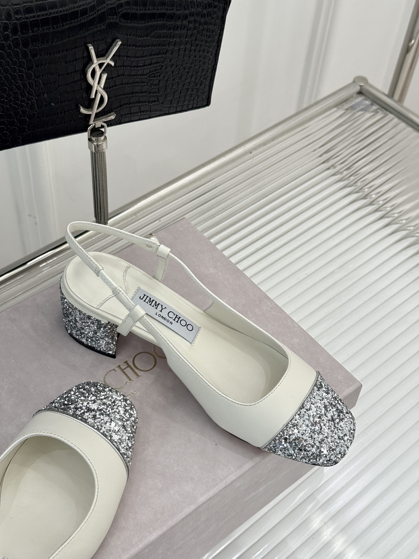 
Jimmy Choo｜吉米周经典
方头拼色粗跟后空凉鞋
经典方头搭配精致绊带
优雅与时尚并存
纯色款简