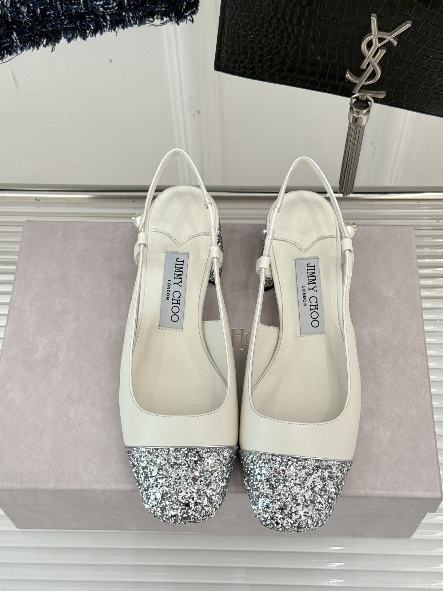 
Jimmy Choo｜吉米周经典
方头拼色粗跟后空凉鞋
经典方头搭配精致绊带
优雅与时尚并存
纯色款简