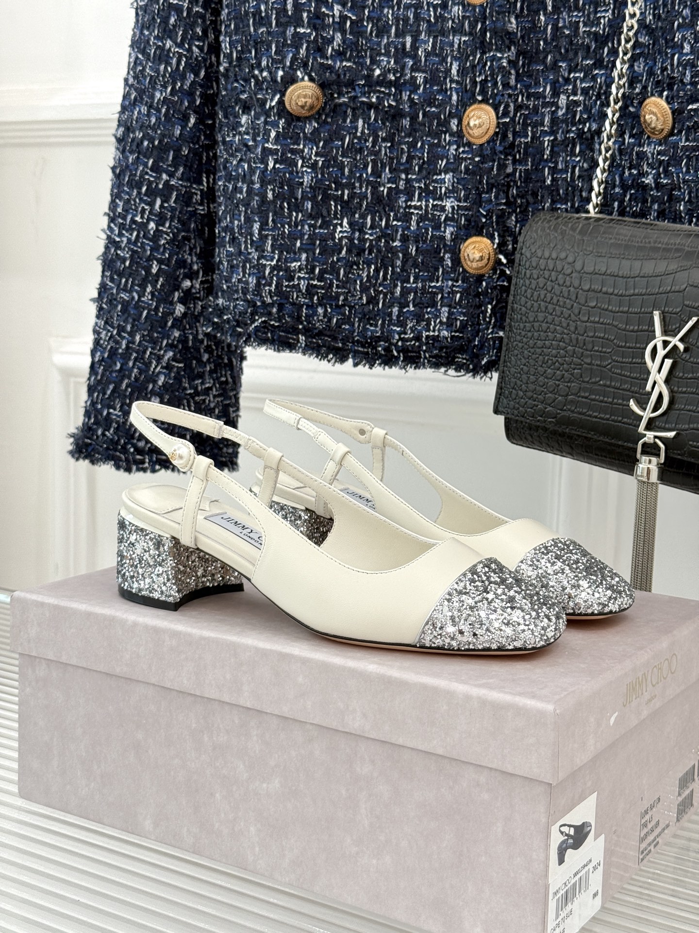 
Jimmy Choo｜吉米周经典
方头拼色粗跟后空凉鞋
经典方头搭配精致绊带
优雅与时尚并存
纯色款简