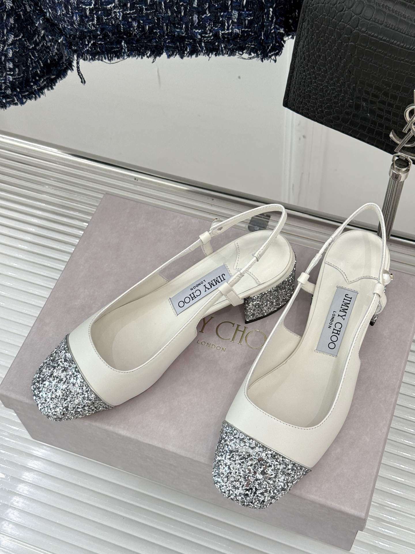 
Jimmy Choo｜吉米周经典
方头拼色粗跟后空凉鞋
经典方头搭配精致绊带
优雅与时尚并存
纯色款简