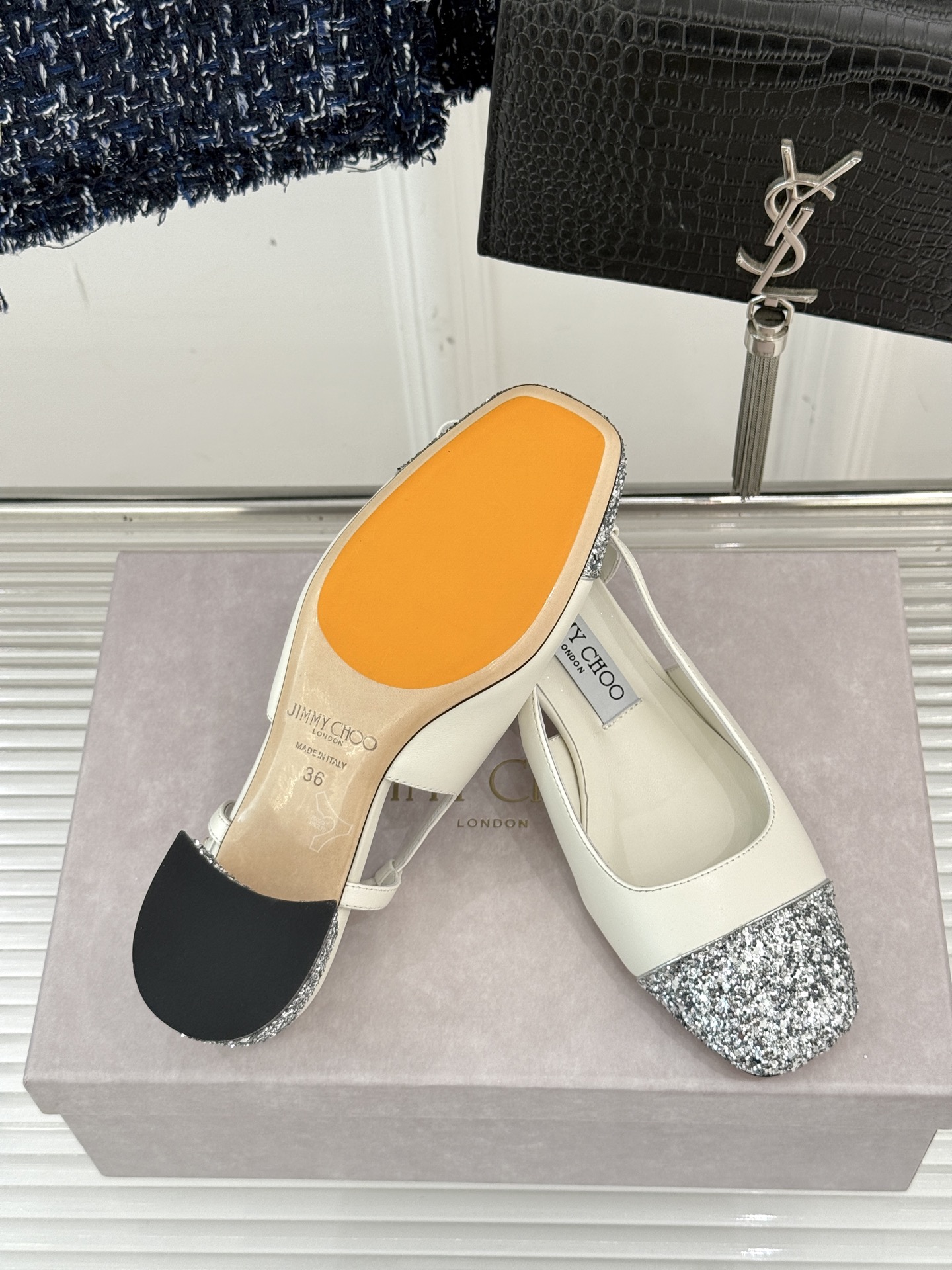 
Jimmy Choo｜吉米周经典
方头拼色粗跟后空凉鞋
经典方头搭配精致绊带
优雅与时尚并存
纯色款简