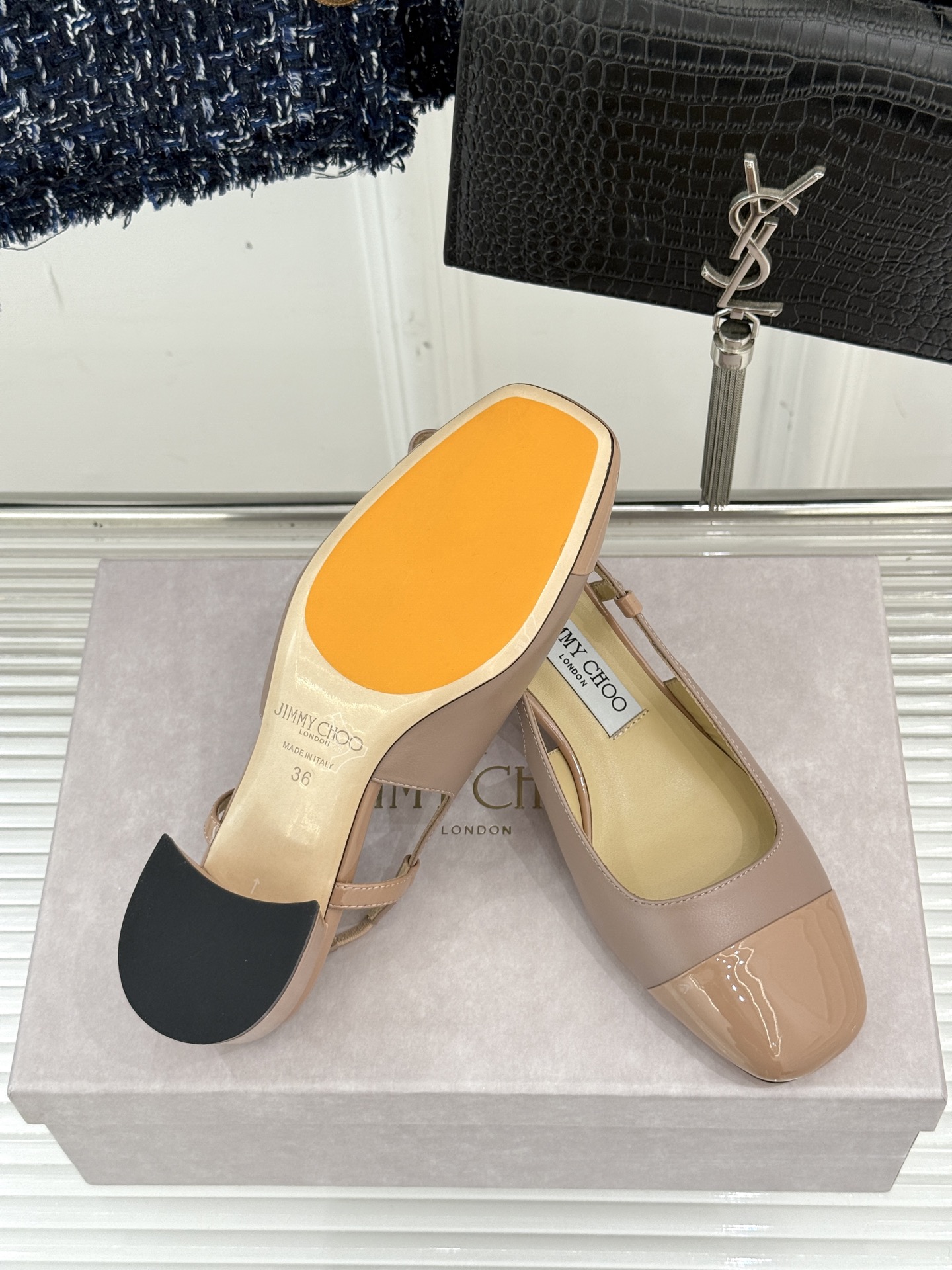 
Jimmy Choo｜吉米周经典
方头拼色粗跟后空凉鞋
经典方头搭配精致绊带
优雅与时尚并存
纯色款简