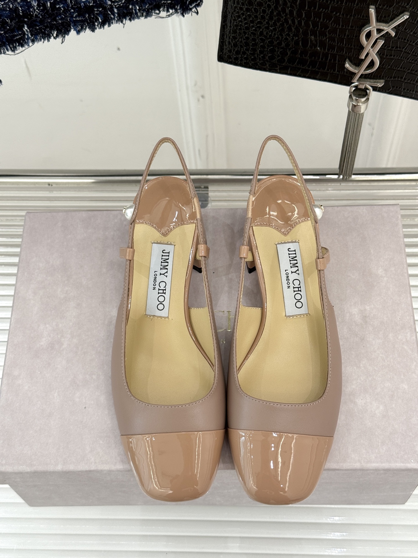 
Jimmy Choo｜吉米周经典
方头拼色粗跟后空凉鞋
经典方头搭配精致绊带
优雅与时尚并存
纯色款简
