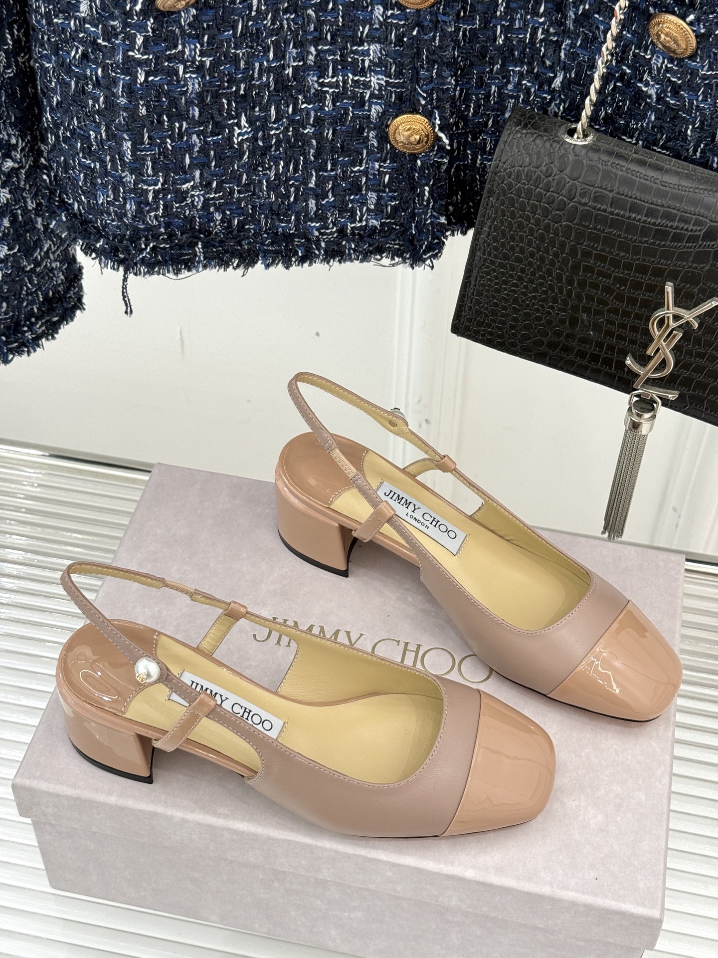 
Jimmy Choo｜吉米周经典
方头拼色粗跟后空凉鞋
经典方头搭配精致绊带
优雅与时尚并存
纯色款简