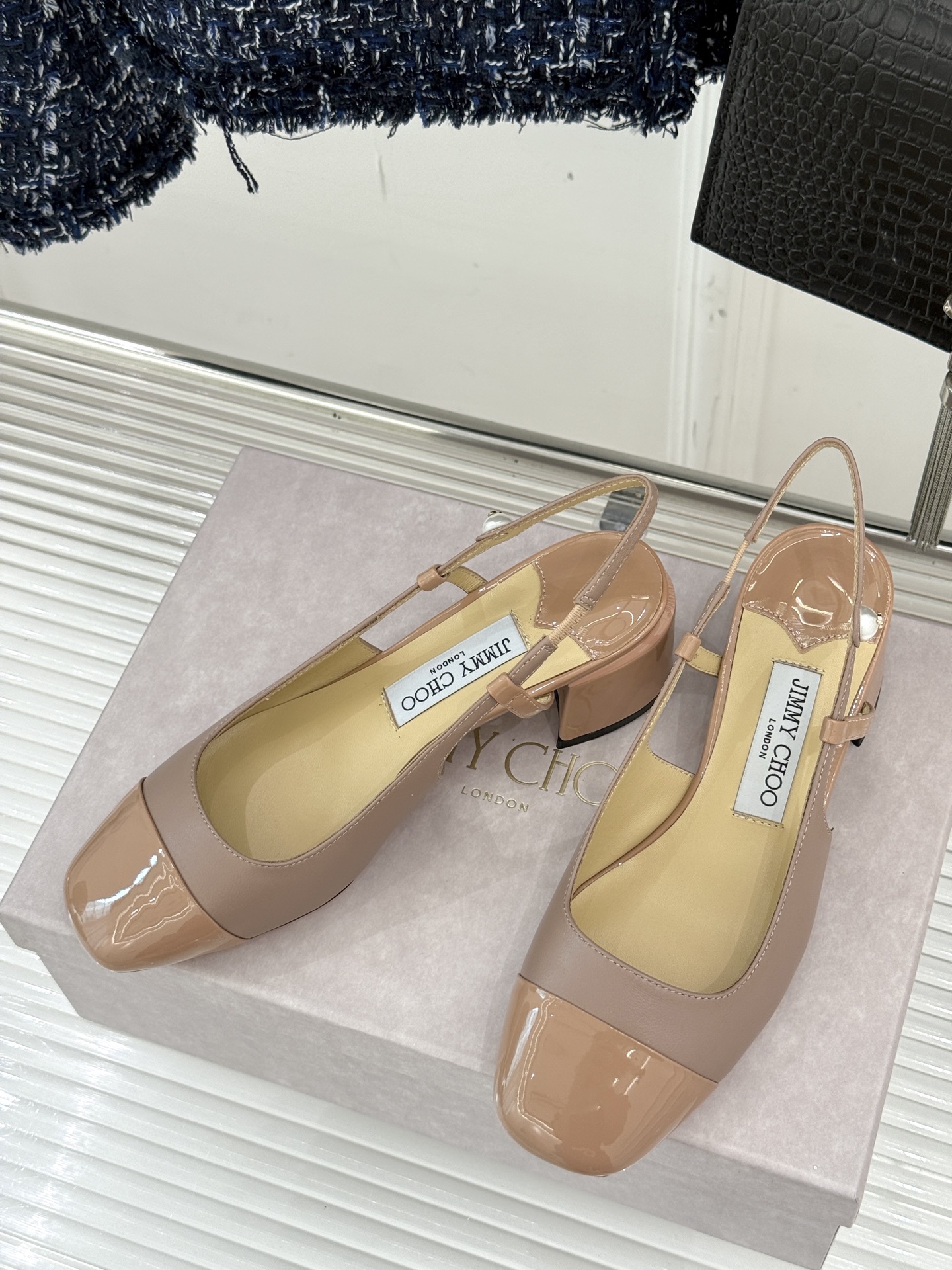 
Jimmy Choo｜吉米周经典
方头拼色粗跟后空凉鞋
经典方头搭配精致绊带
优雅与时尚并存
纯色款简