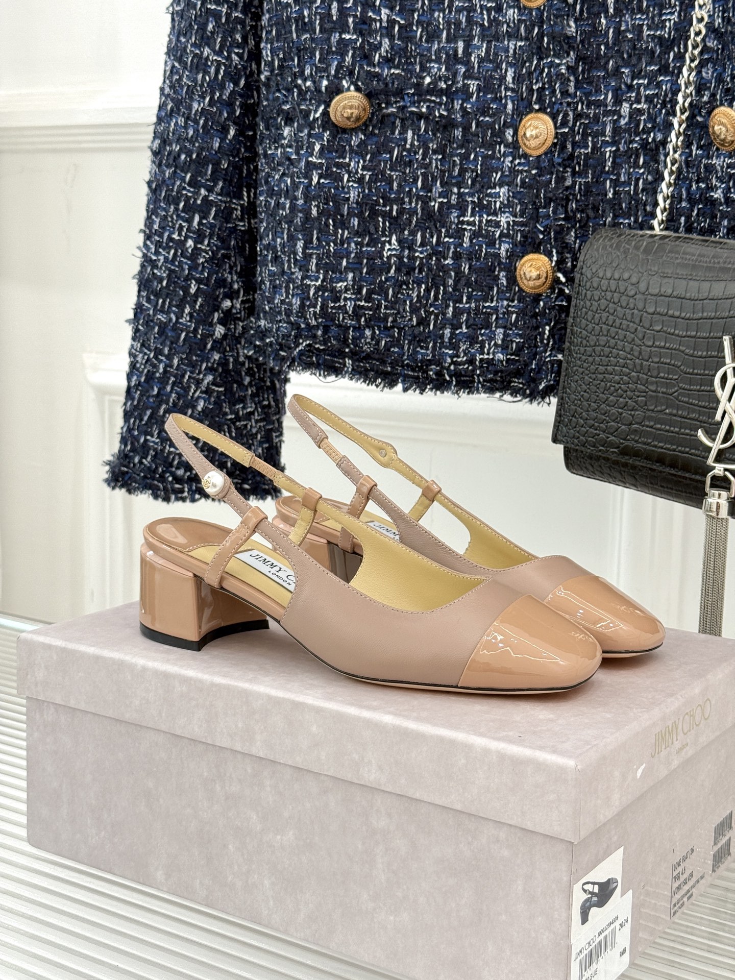 
Jimmy Choo｜吉米周经典
方头拼色粗跟后空凉鞋
经典方头搭配精致绊带
优雅与时尚并存
纯色款简