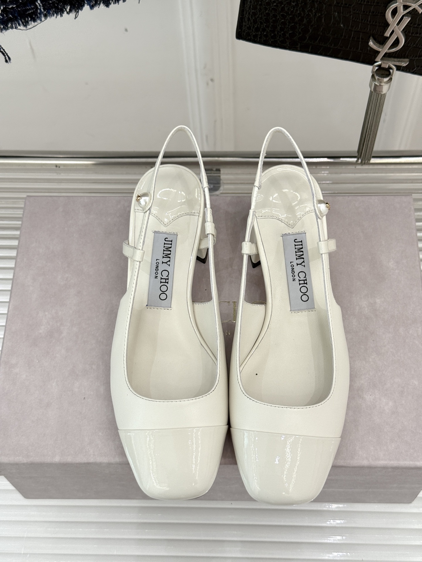 
Jimmy Choo｜吉米周经典
方头拼色粗跟后空凉鞋
经典方头搭配精致绊带
优雅与时尚并存
纯色款简