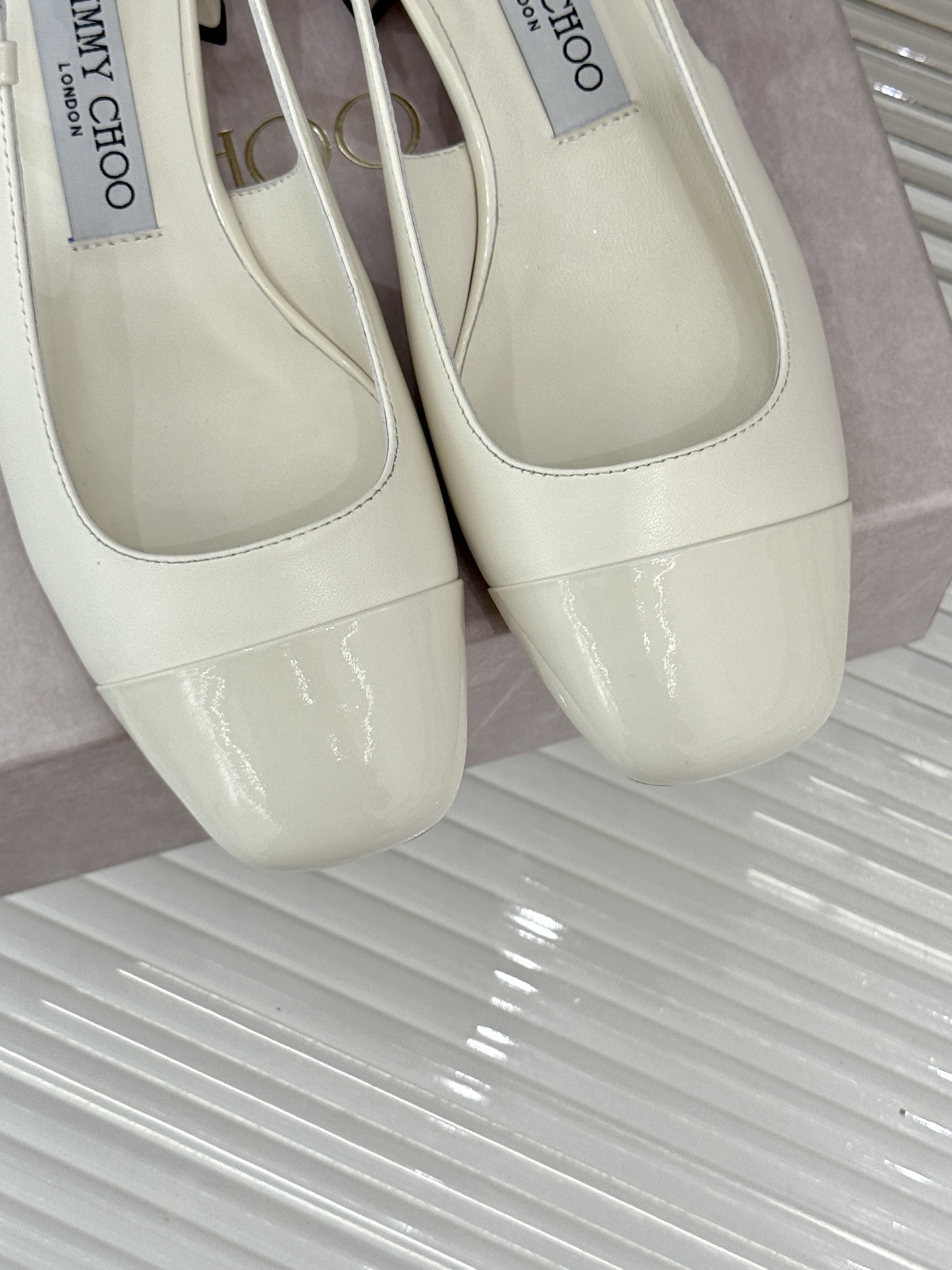 
Jimmy Choo｜吉米周经典
方头拼色粗跟后空凉鞋
经典方头搭配精致绊带
优雅与时尚并存
纯色款简