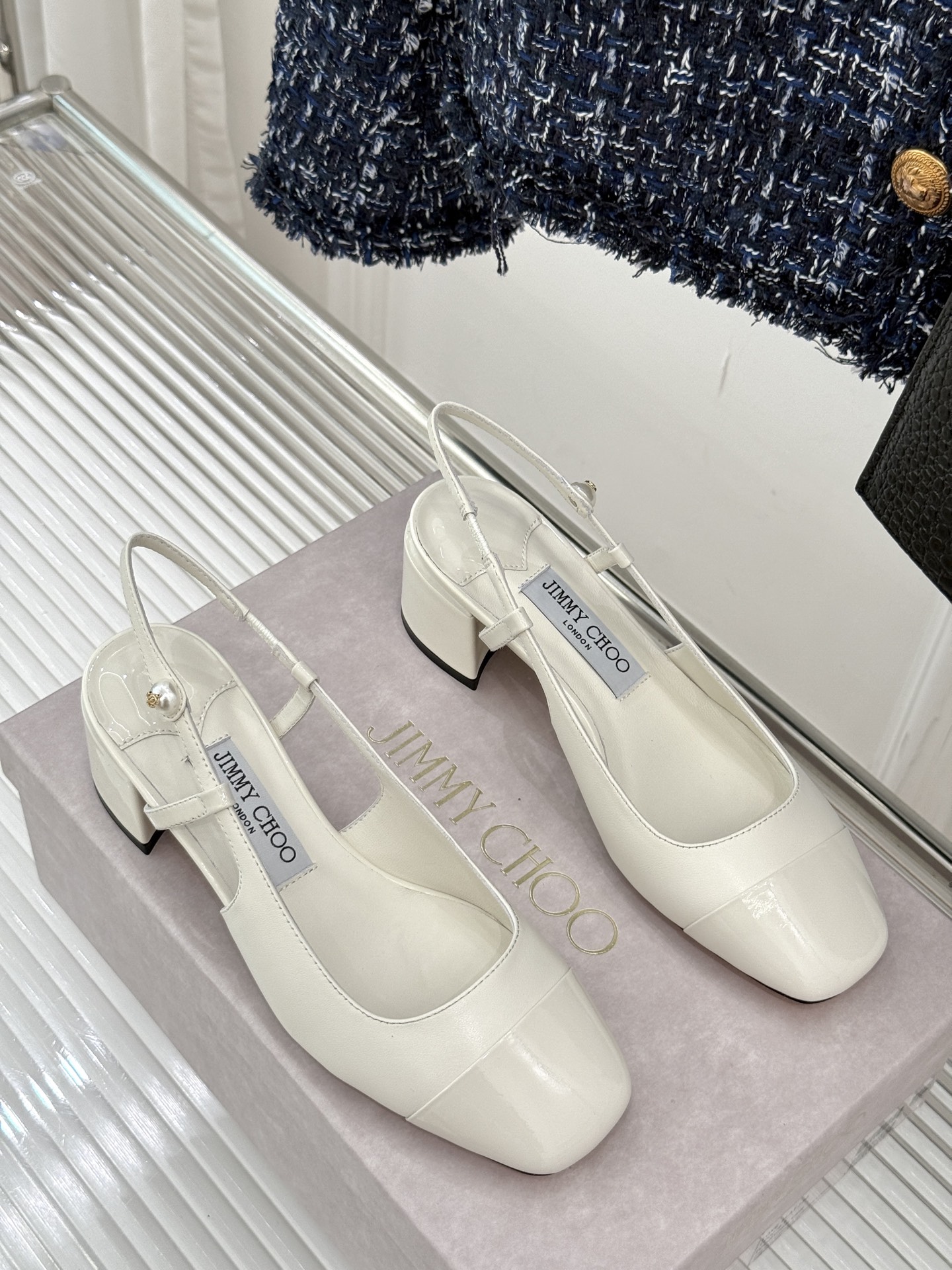 
Jimmy Choo｜吉米周经典
方头拼色粗跟后空凉鞋
经典方头搭配精致绊带
优雅与时尚并存
纯色款简