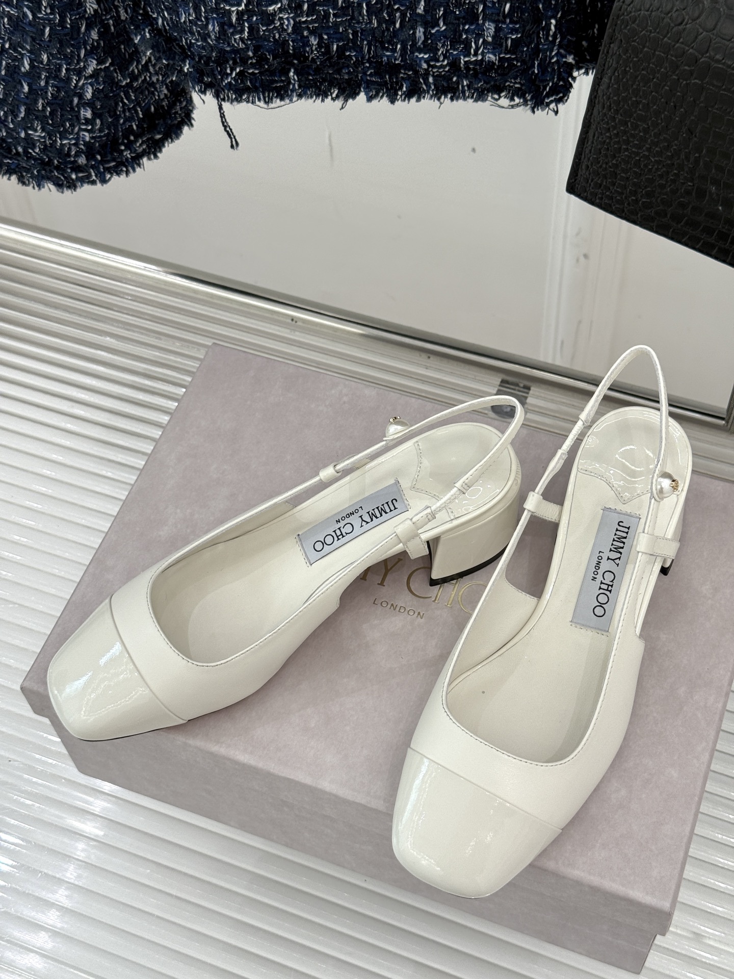 
Jimmy Choo｜吉米周经典
方头拼色粗跟后空凉鞋
经典方头搭配精致绊带
优雅与时尚并存
纯色款简