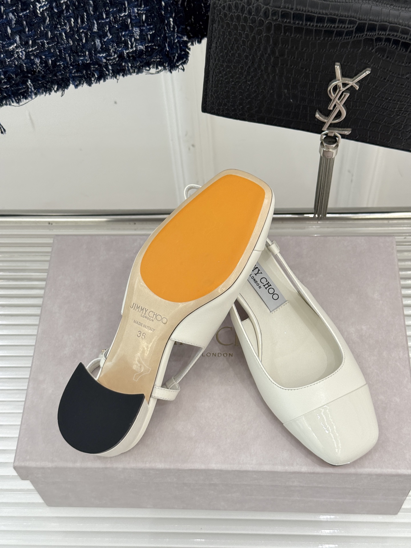 
Jimmy Choo｜吉米周经典
方头拼色粗跟后空凉鞋
经典方头搭配精致绊带
优雅与时尚并存
纯色款简