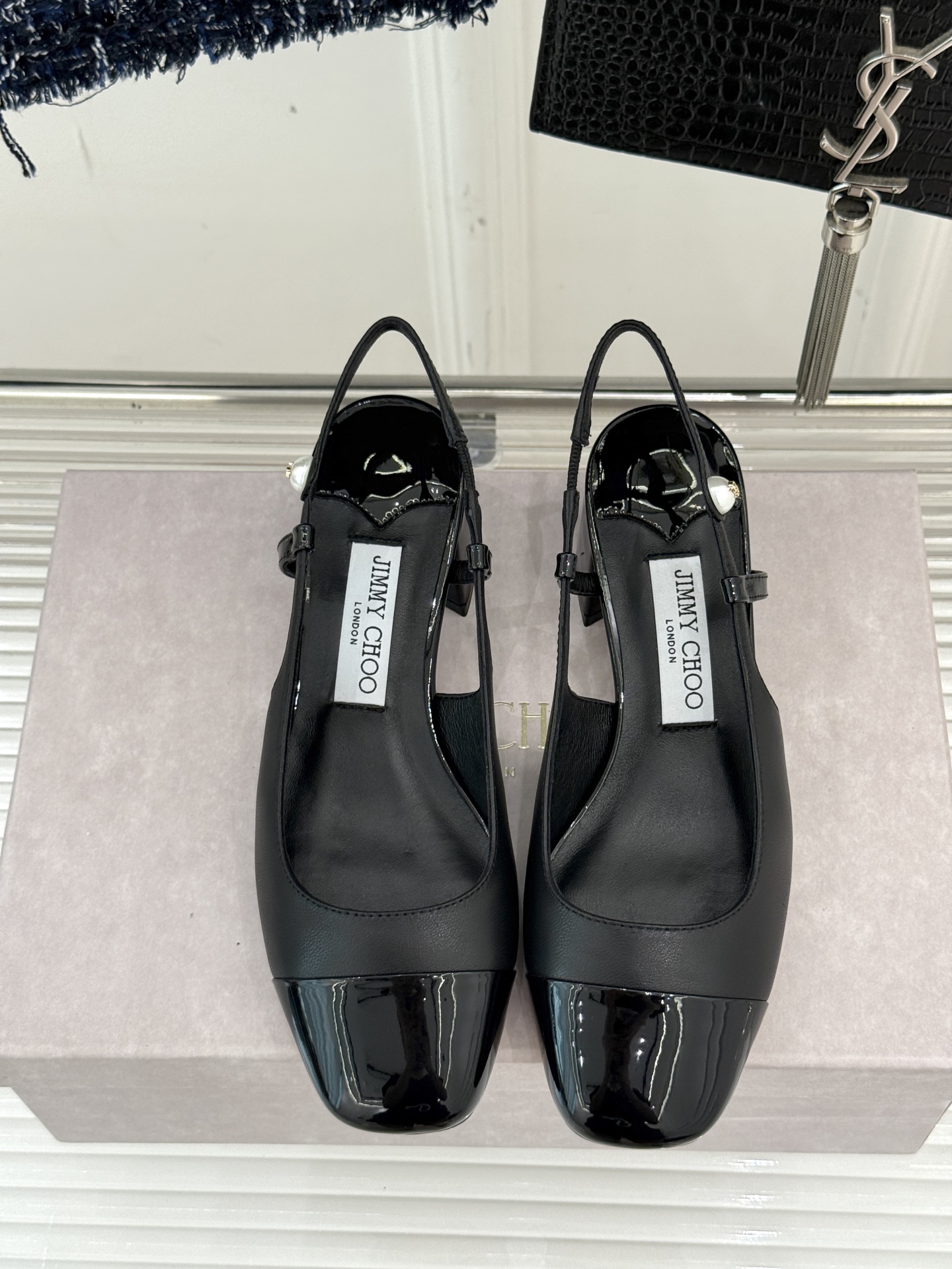 
Jimmy Choo｜吉米周经典
方头拼色粗跟后空凉鞋
经典方头搭配精致绊带
优雅与时尚并存
纯色款简