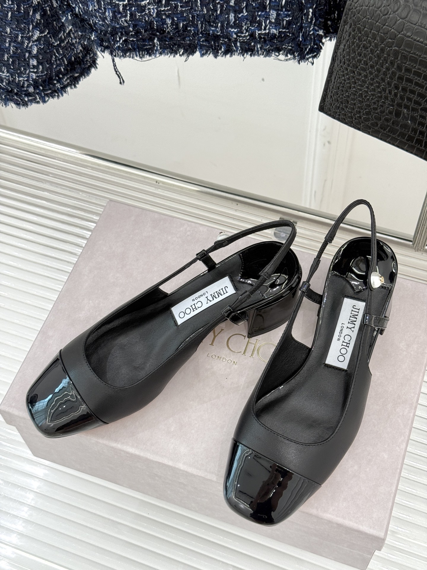 
Jimmy Choo｜吉米周经典
方头拼色粗跟后空凉鞋
经典方头搭配精致绊带
优雅与时尚并存
纯色款简