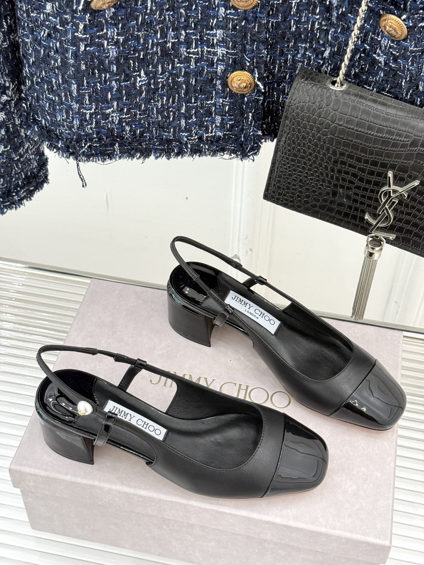 
Jimmy Choo｜吉米周经典
方头拼色粗跟后空凉鞋
经典方头搭配精致绊带
优雅与时尚并存
纯色款简