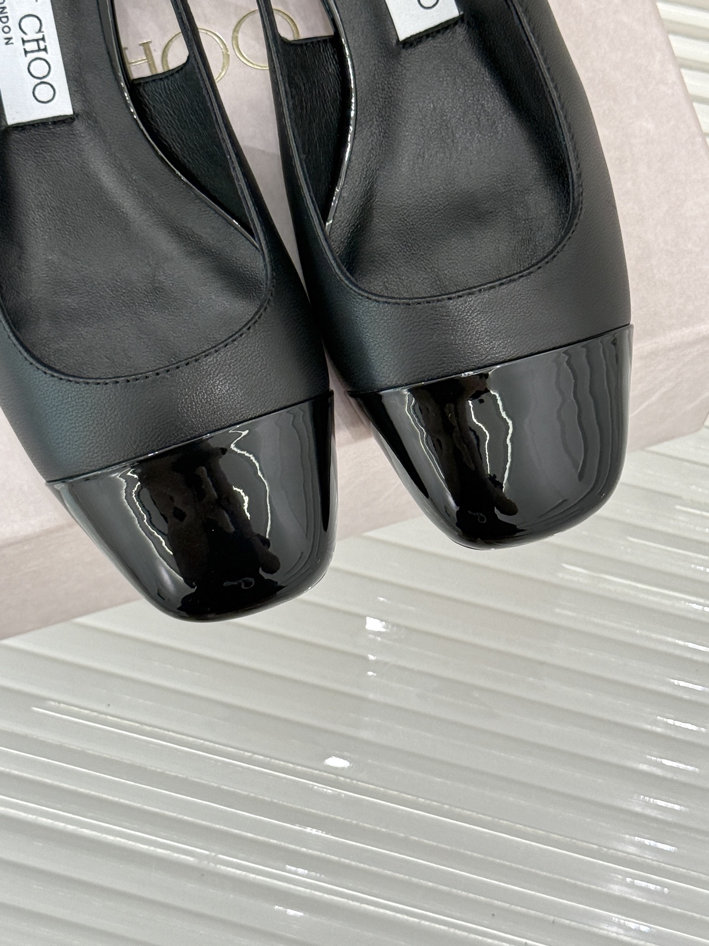 
Jimmy Choo｜吉米周经典
方头拼色粗跟后空凉鞋
经典方头搭配精致绊带
优雅与时尚并存
纯色款简