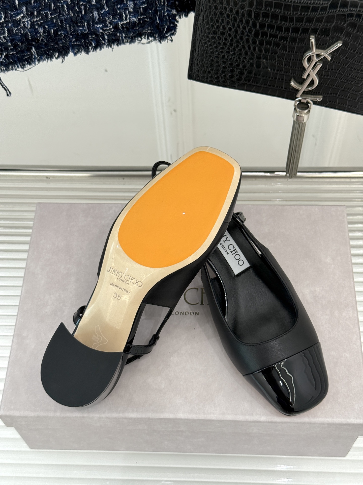 
Jimmy Choo｜吉米周经典
方头拼色粗跟后空凉鞋
经典方头搭配精致绊带
优雅与时尚并存
纯色款简