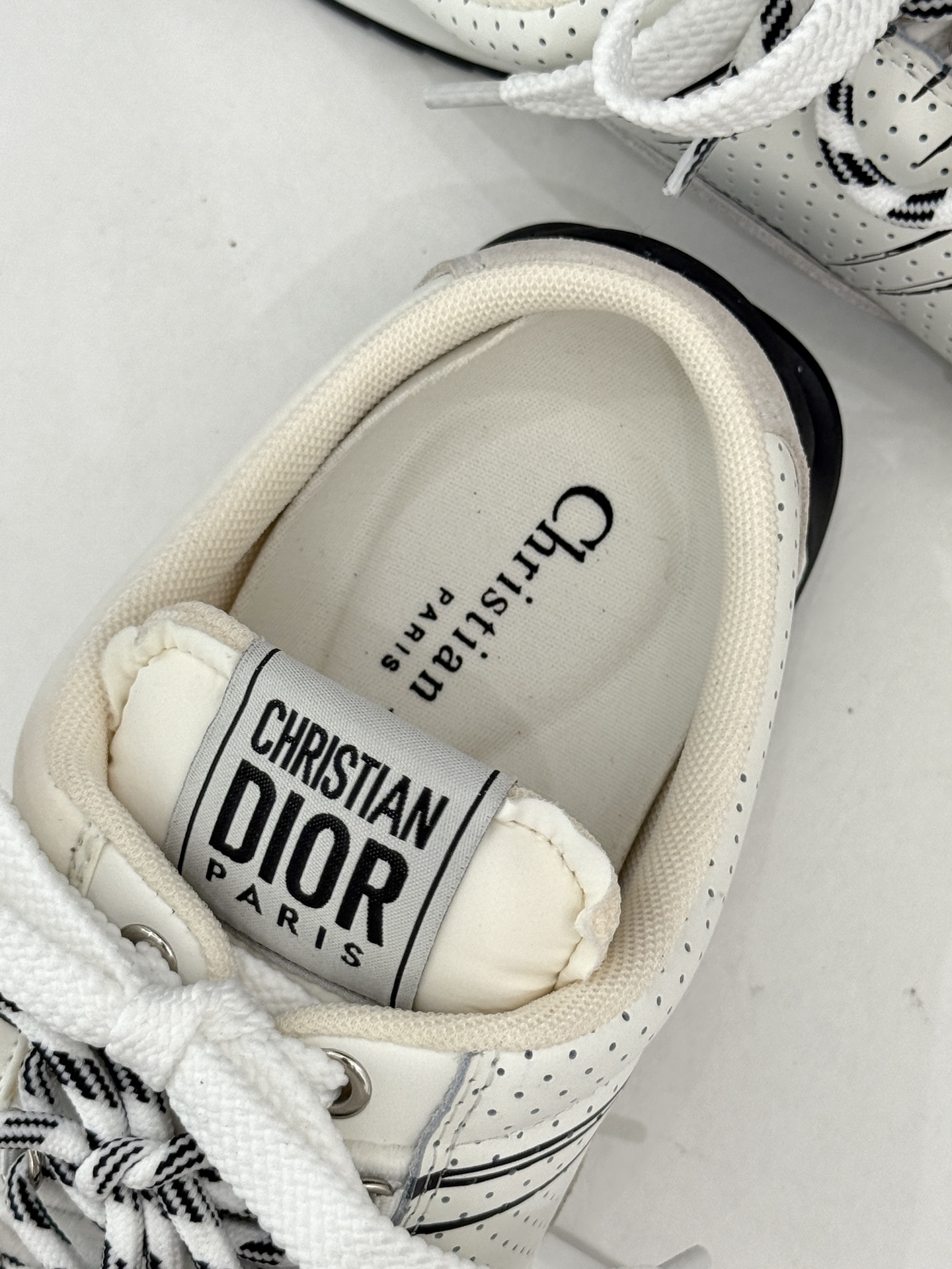 
Dior/迪奥25ss时髦涂鸦素描
德训鞋情侣款休闲运动半拖
D家运动鞋彰显醒目而时尚的风范。
鞋面3