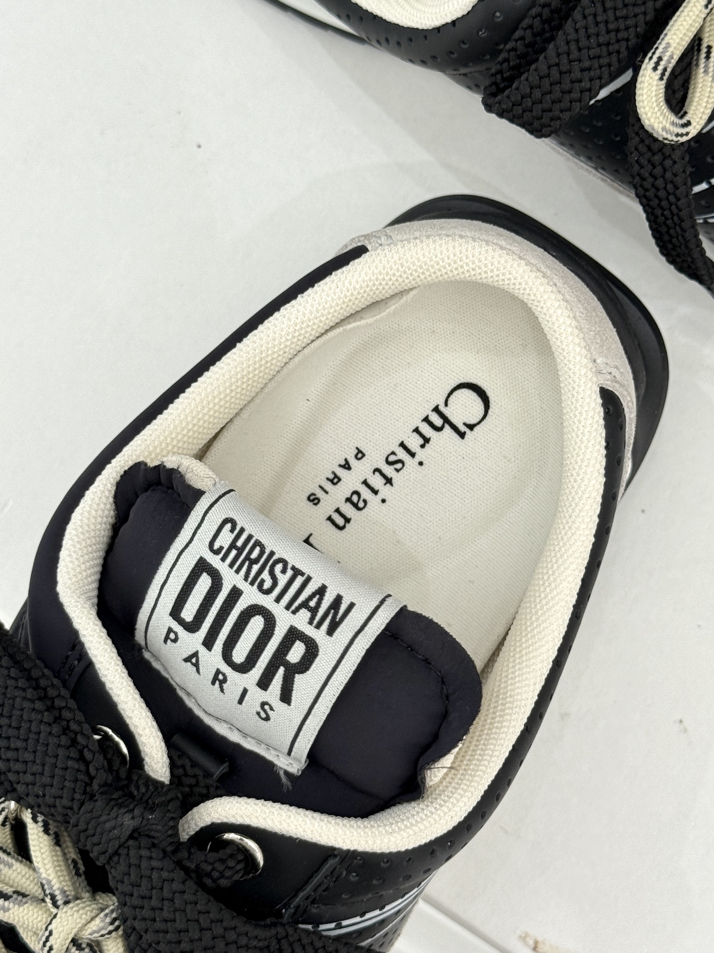 
Dior/迪奥25ss时髦涂鸦素描
德训鞋情侣款休闲运动半拖
D家运动鞋彰显醒目而时尚的风范。
鞋面3