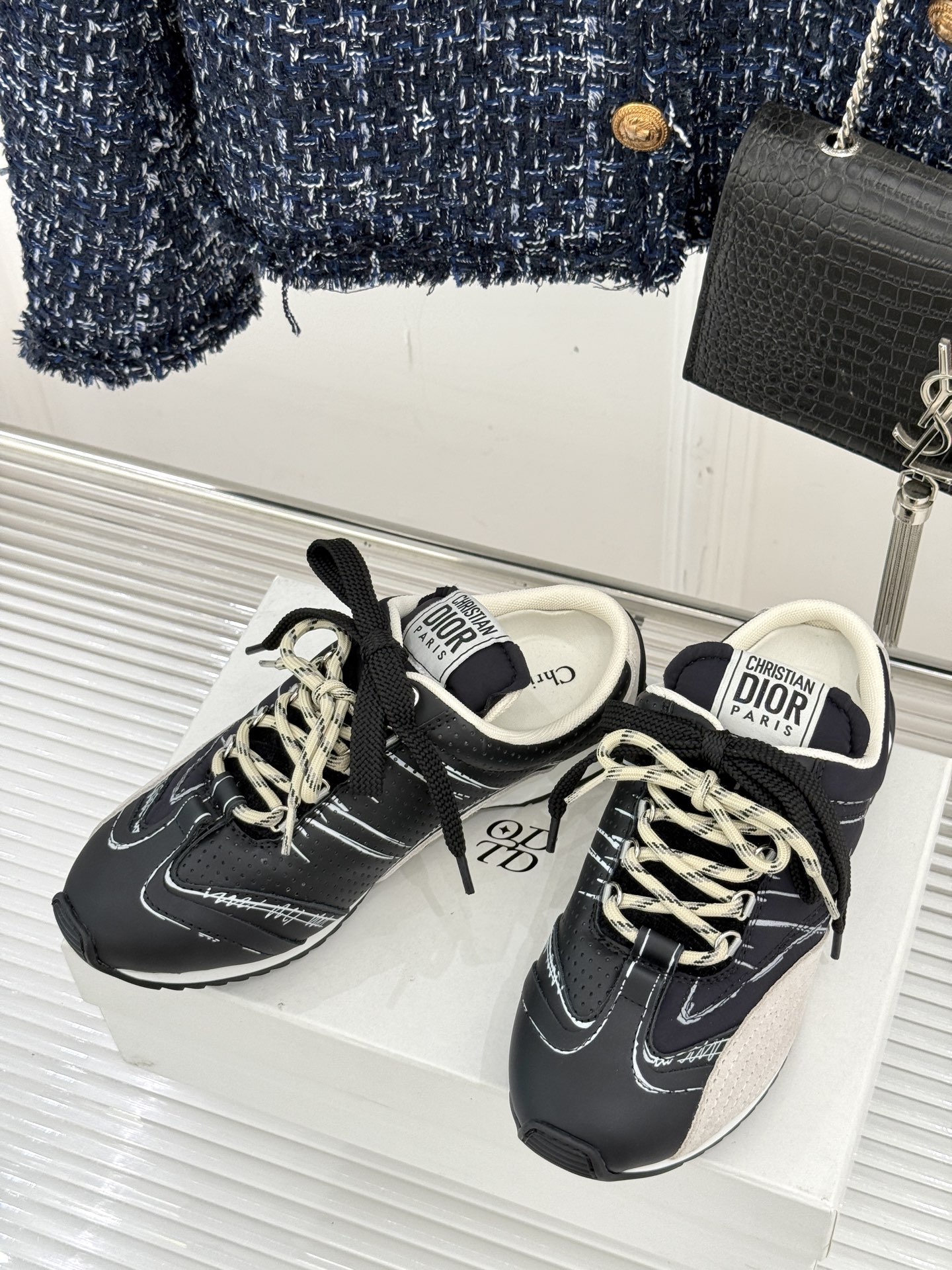 
Dior/迪奥25ss时髦涂鸦素描
德训鞋情侣款休闲运动半拖
D家运动鞋彰显醒目而时尚的风范。
鞋面3