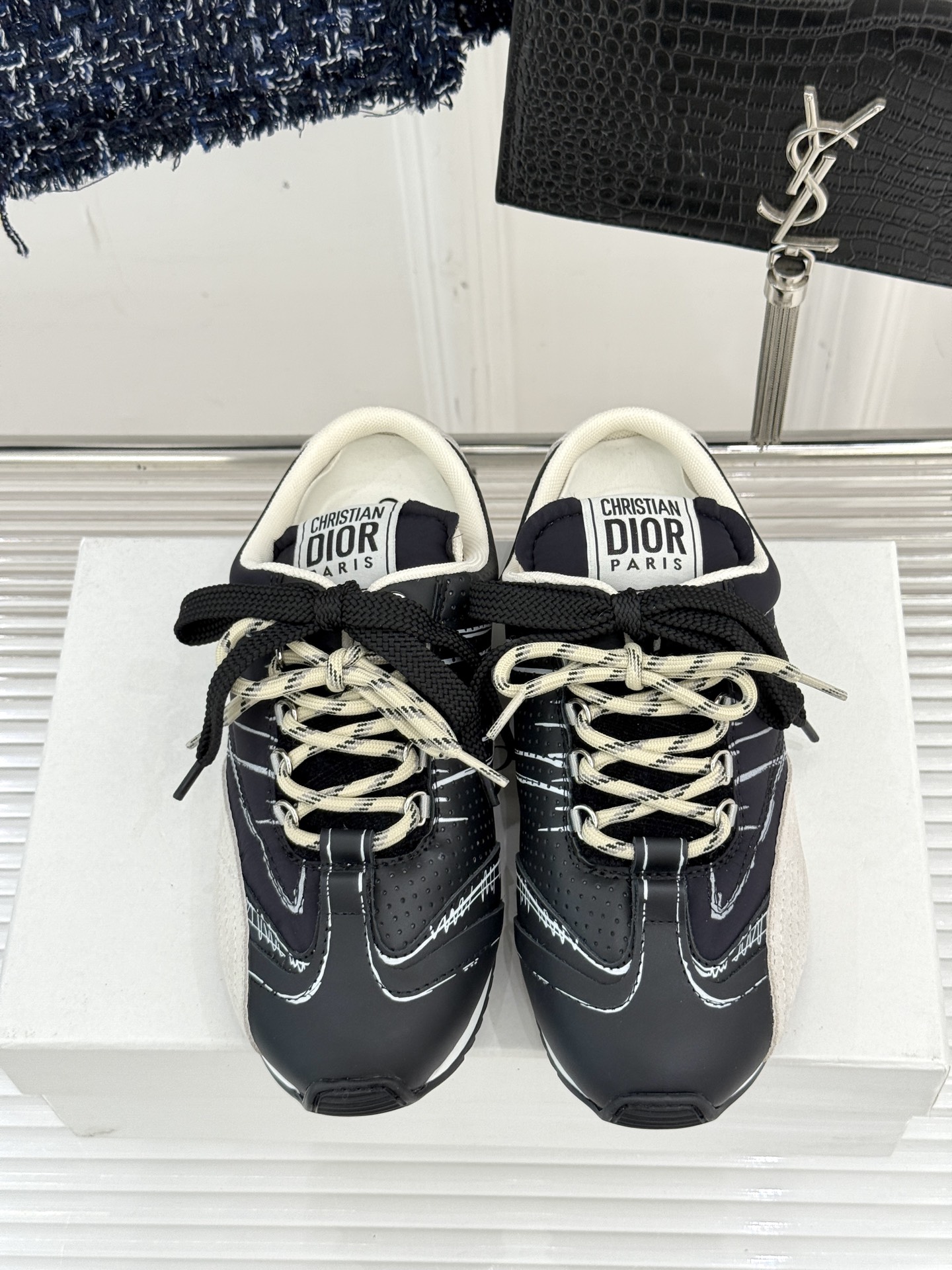 
Dior/迪奥25ss时髦涂鸦素描
德训鞋情侣款休闲运动半拖
D家运动鞋彰显醒目而时尚的风范。
鞋面3