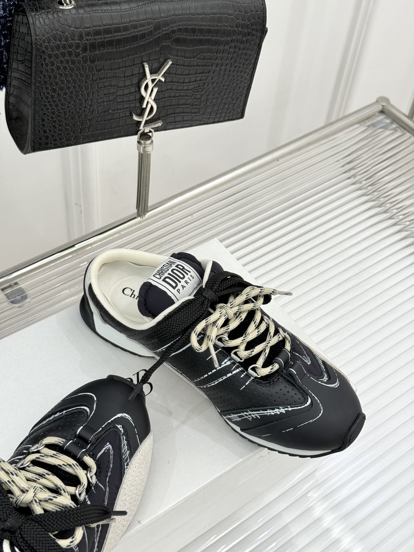 
Dior/迪奥25ss时髦涂鸦素描
德训鞋情侣款休闲运动半拖
D家运动鞋彰显醒目而时尚的风范。
鞋面3