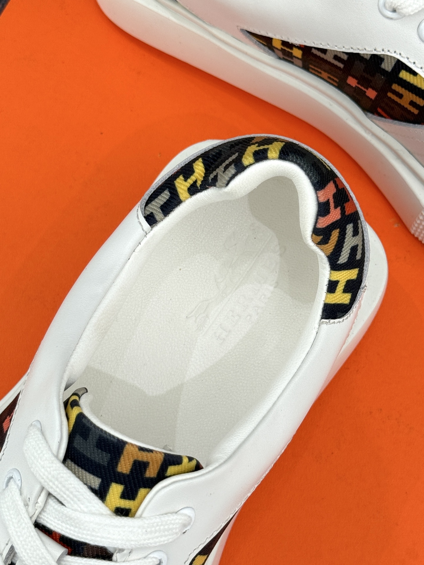 
Hermès/爱马仕25ss新品
男款厚底板鞋小白鞋
潮流与质感兼具的板鞋🎯 
多样配色碰撞出独特风格