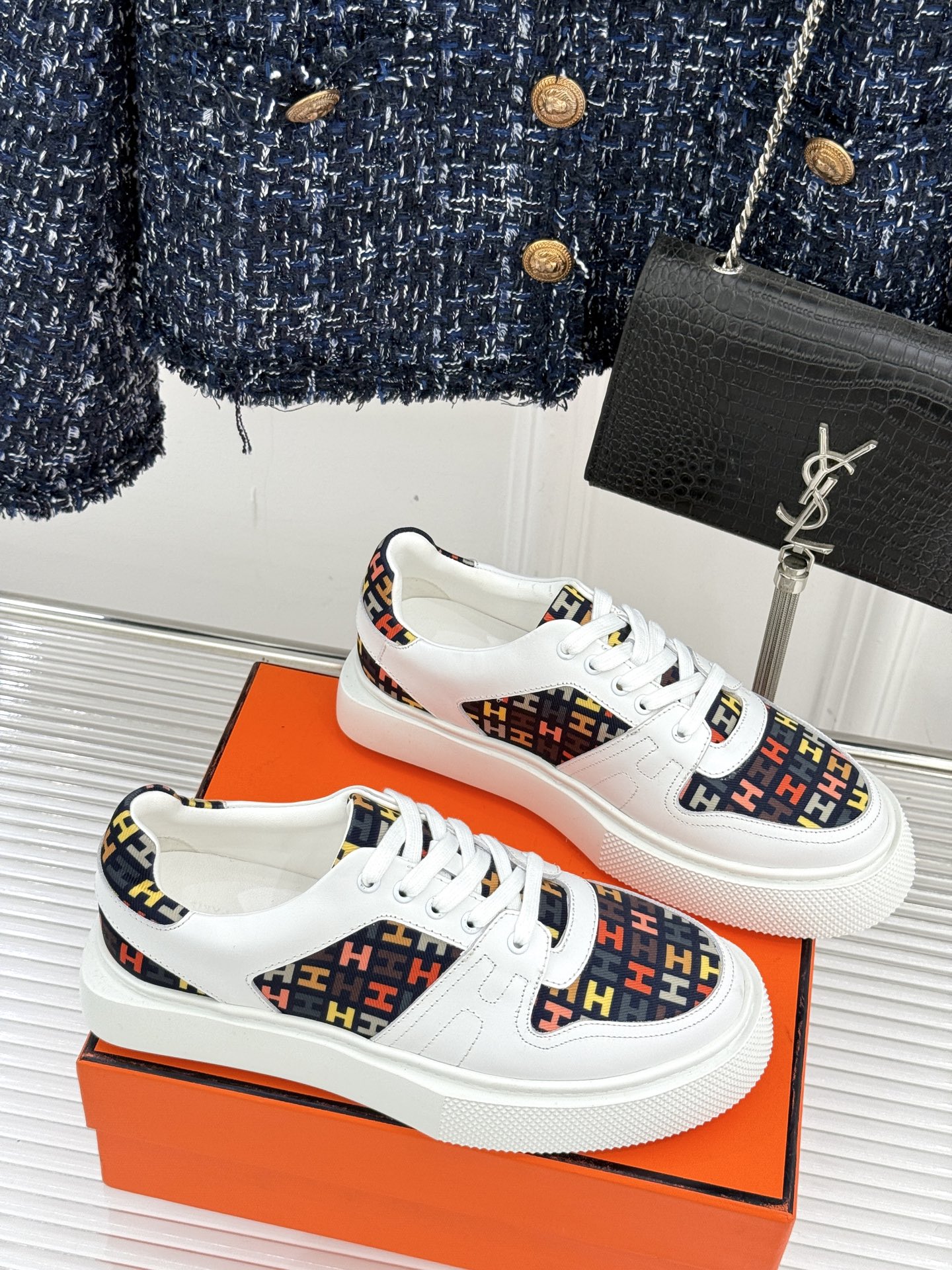 
Hermès/爱马仕25ss新品
男款厚底板鞋小白鞋
潮流与质感兼具的板鞋🎯 
多样配色碰撞出独特风格