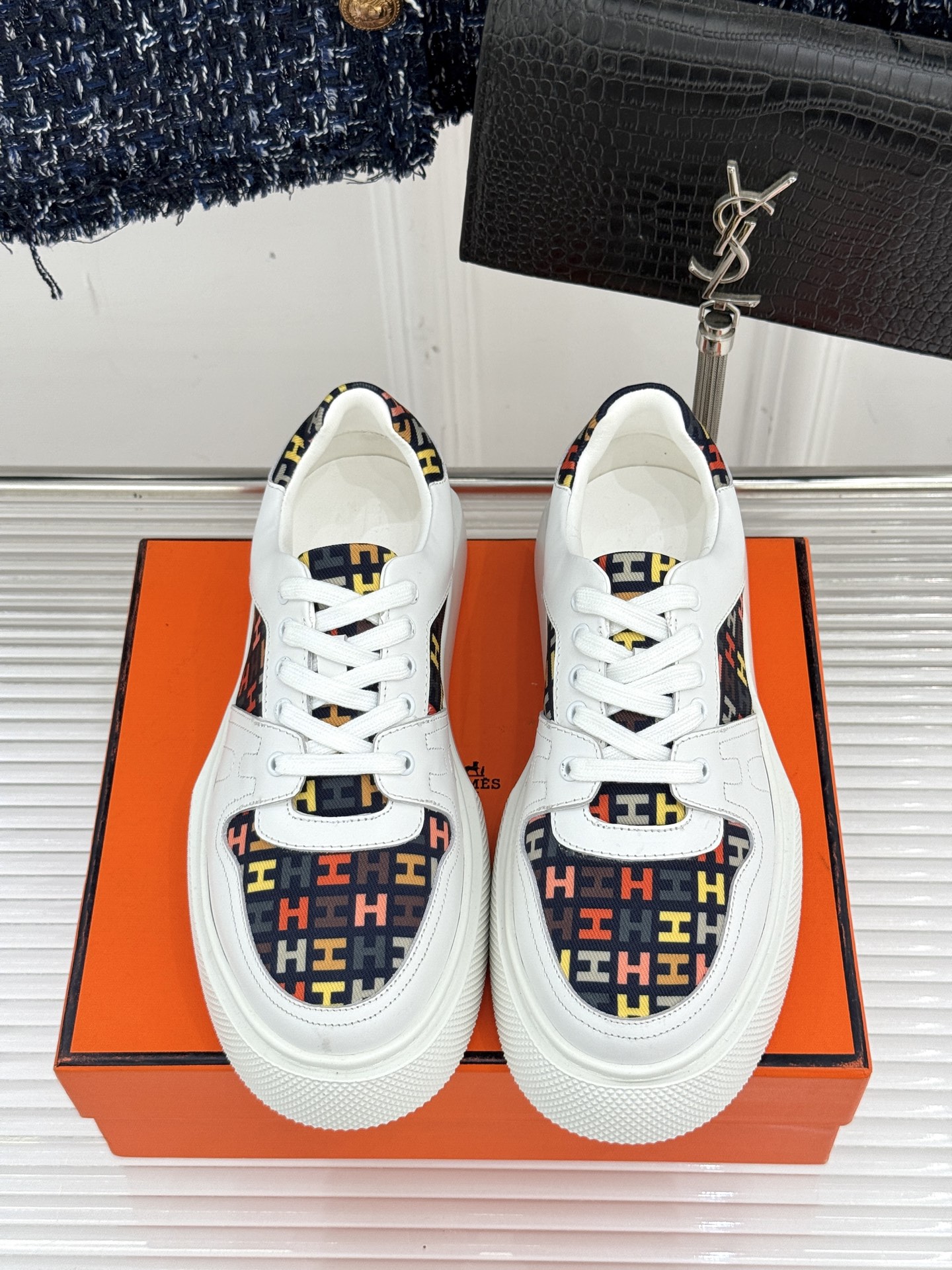 
Hermès/爱马仕25ss新品
男款厚底板鞋小白鞋
潮流与质感兼具的板鞋🎯 
多样配色碰撞出独特风格