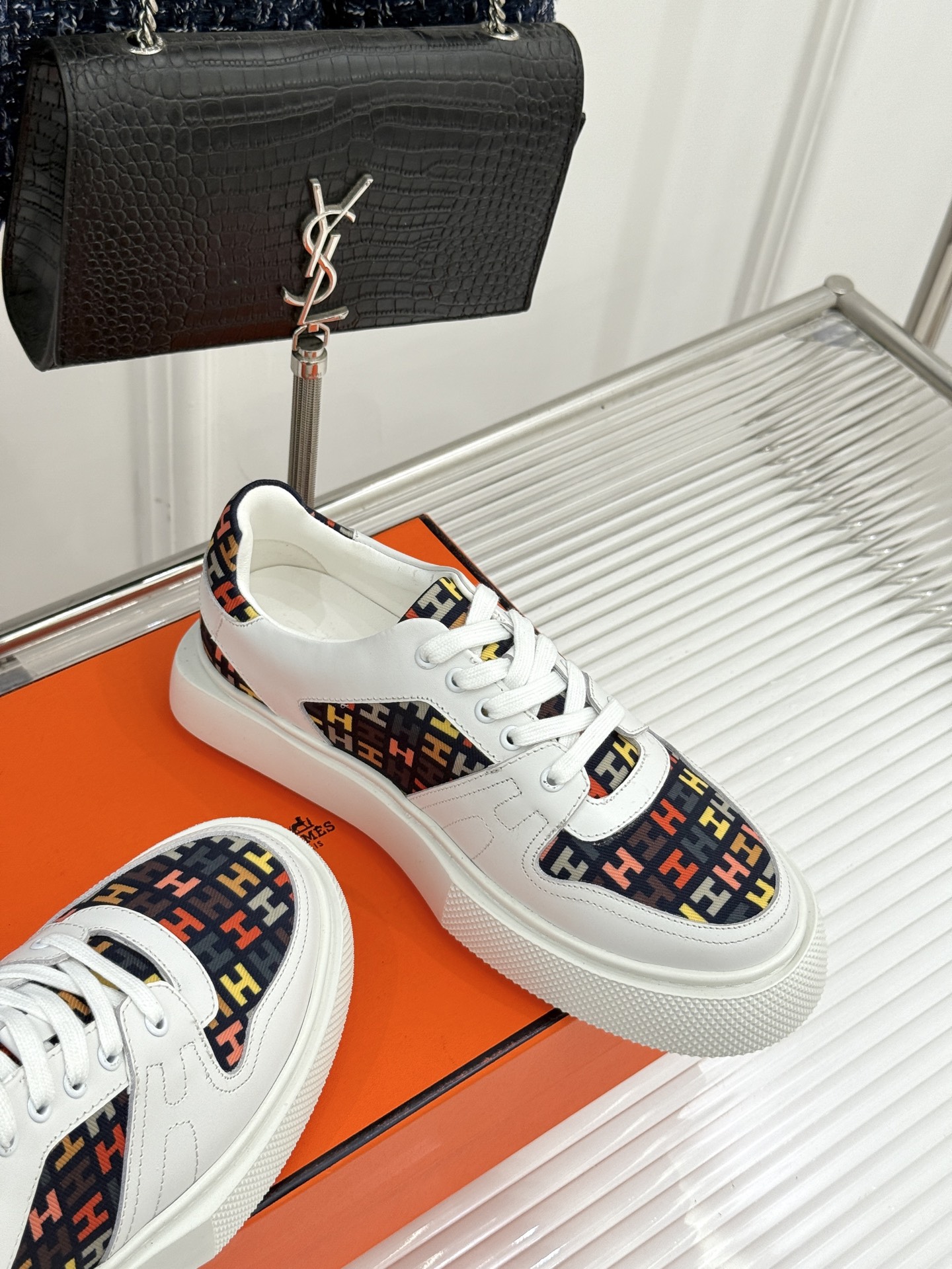 
Hermès/爱马仕25ss新品
男款厚底板鞋小白鞋
潮流与质感兼具的板鞋🎯 
多样配色碰撞出独特风格