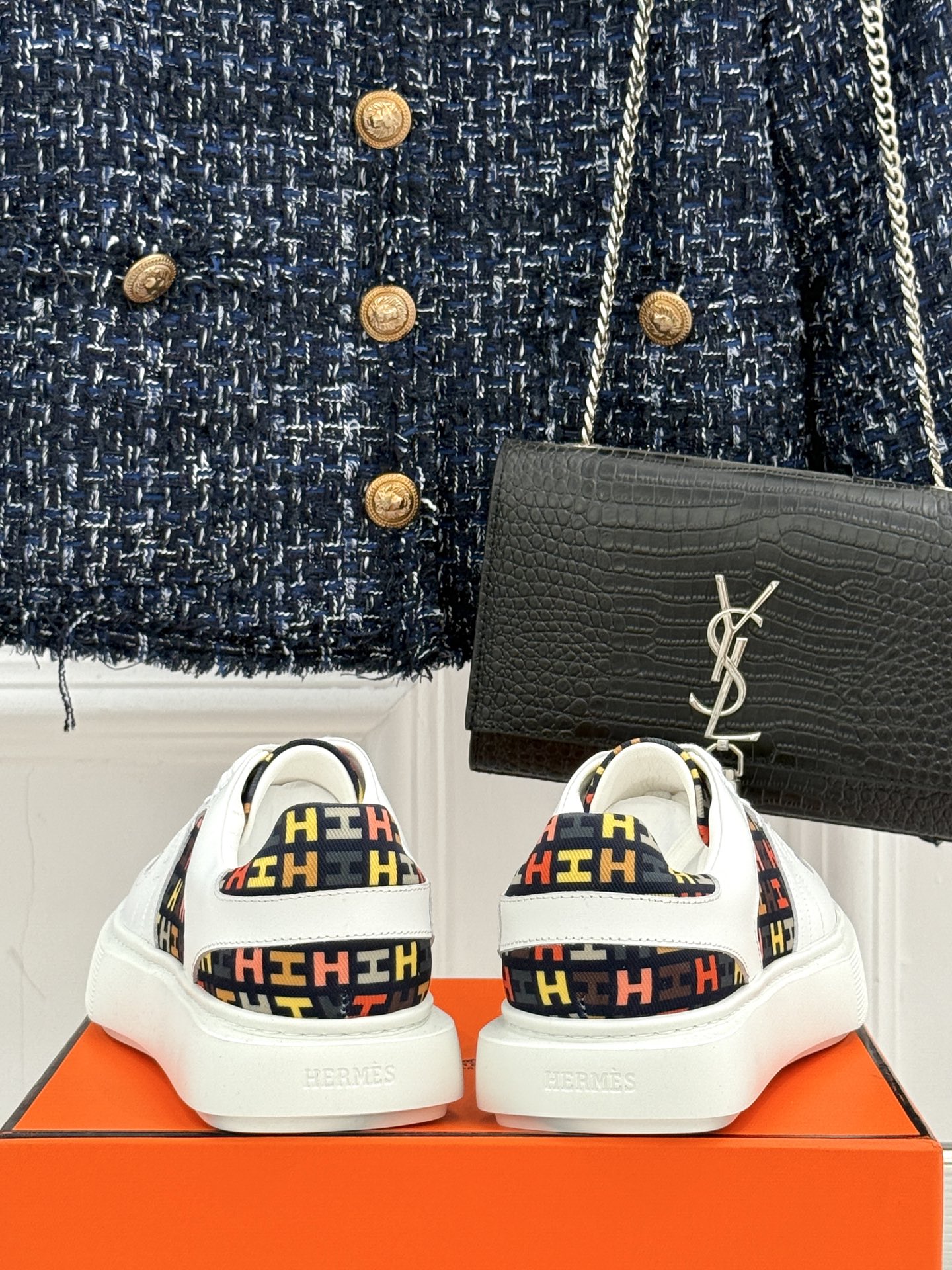 
Hermès/爱马仕25ss新品
男款厚底板鞋小白鞋
潮流与质感兼具的板鞋🎯 
多样配色碰撞出独特风格