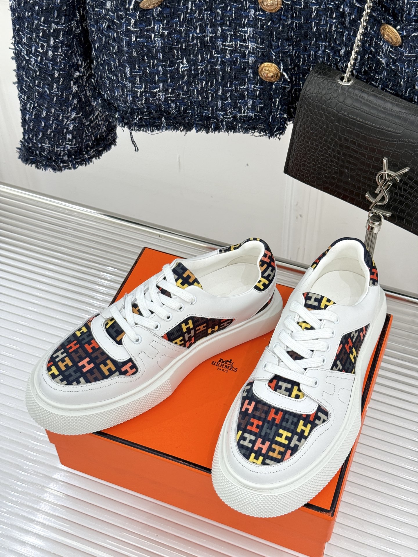 
Hermès/爱马仕25ss新品
男款厚底板鞋小白鞋
潮流与质感兼具的板鞋🎯 
多样配色碰撞出独特风格