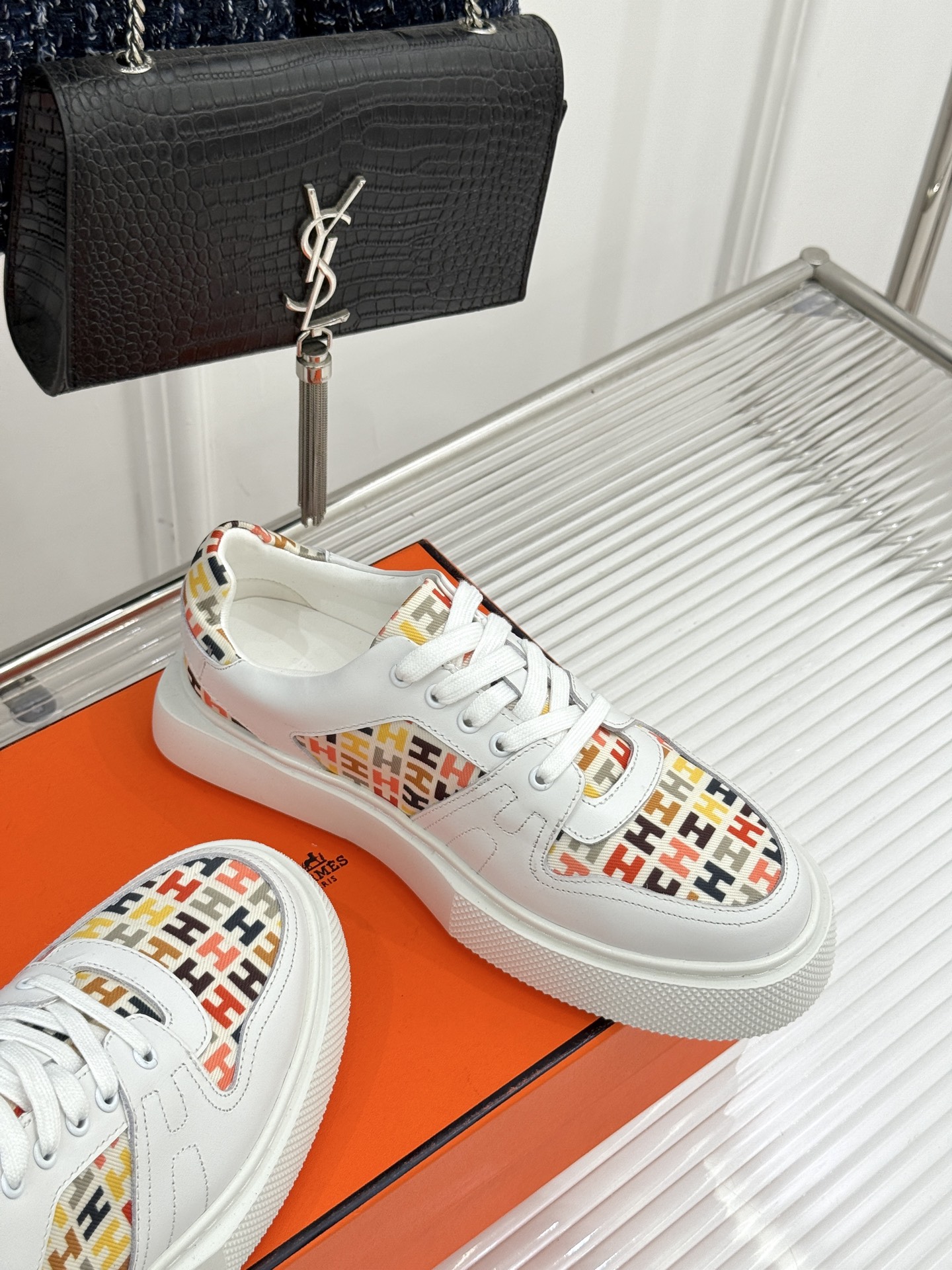 
Hermès/爱马仕25ss新品
男款厚底板鞋小白鞋
潮流与质感兼具的板鞋🎯 
多样配色碰撞出独特风格