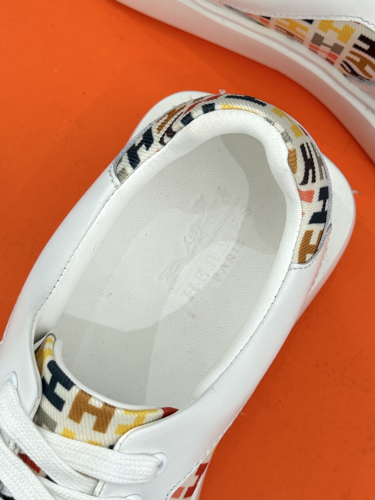 
Hermès/爱马仕25ss新品
男款厚底板鞋小白鞋
潮流与质感兼具的板鞋🎯 
多样配色碰撞出独特风格