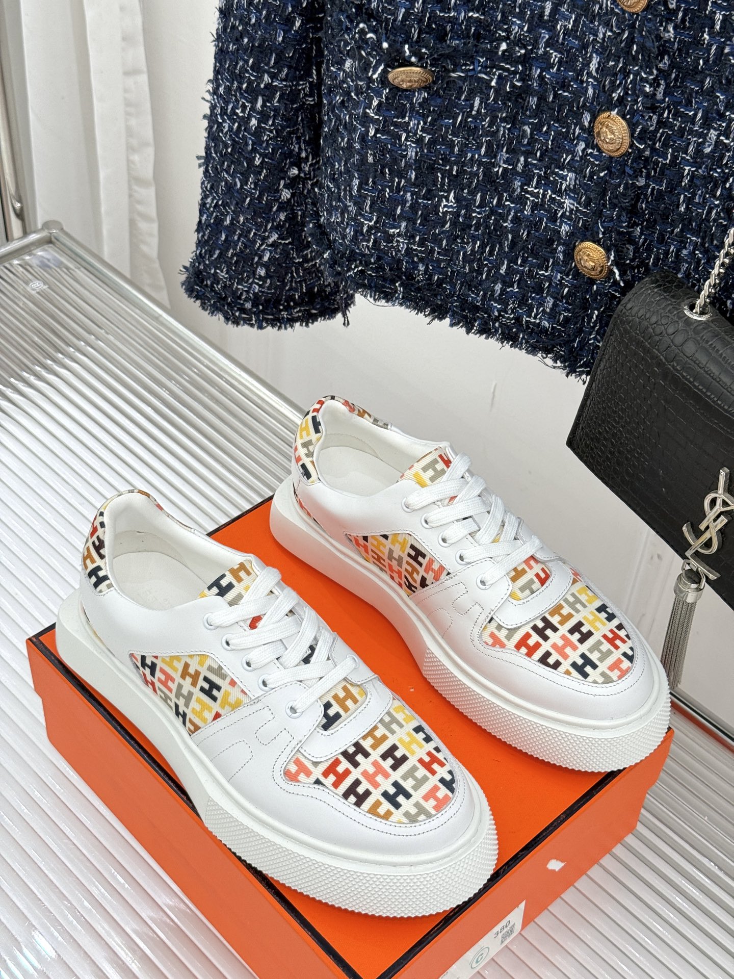 
Hermès/爱马仕25ss新品
男款厚底板鞋小白鞋
潮流与质感兼具的板鞋🎯 
多样配色碰撞出独特风格