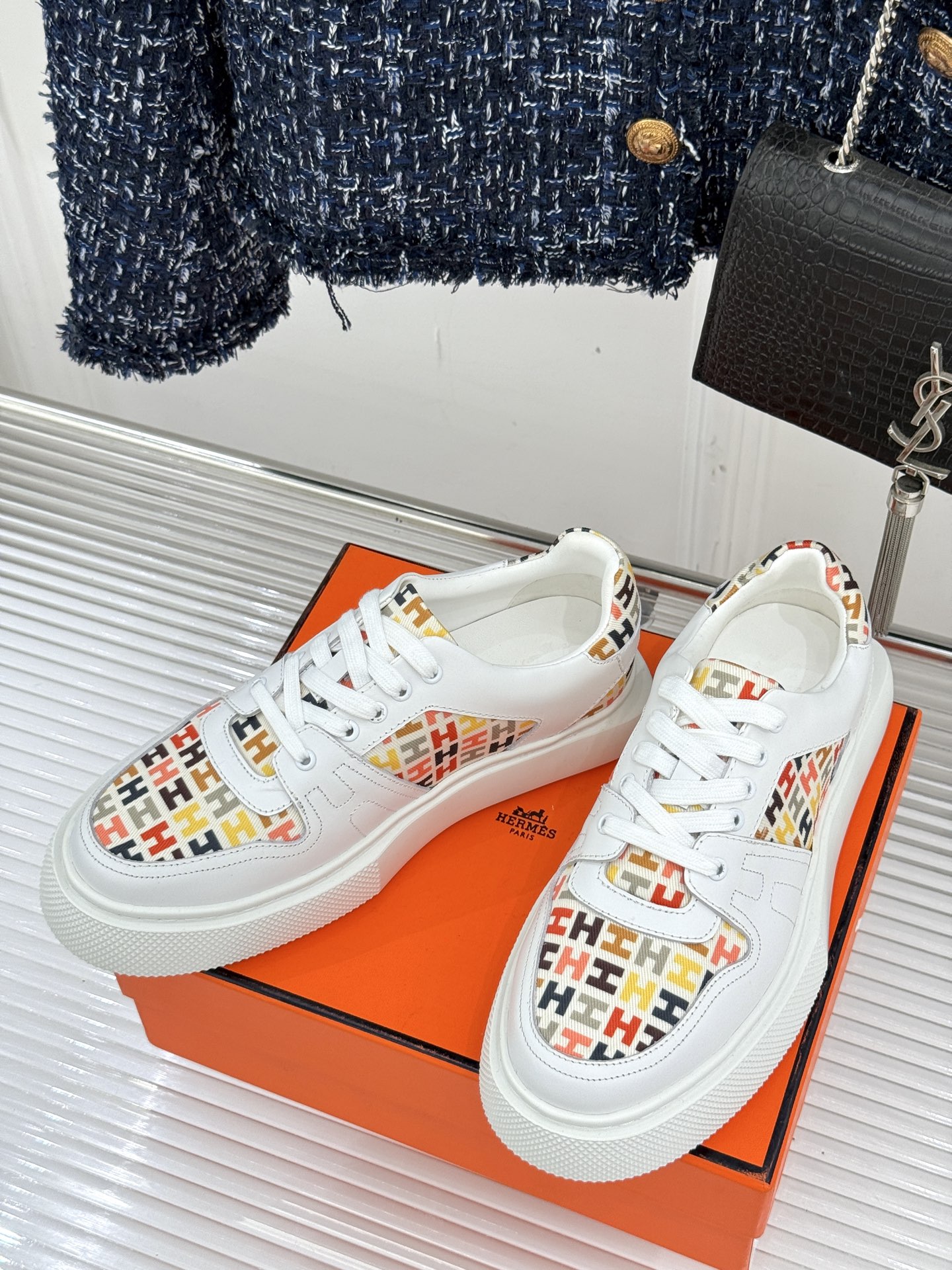 
Hermès/爱马仕25ss新品
男款厚底板鞋小白鞋
潮流与质感兼具的板鞋🎯 
多样配色碰撞出独特风格