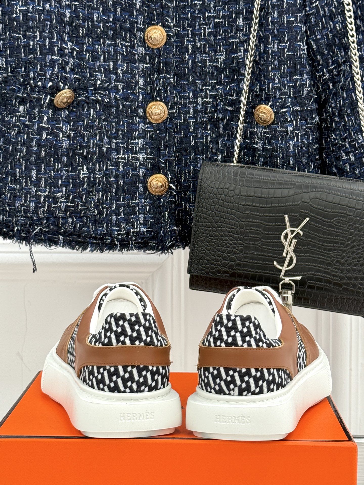 
Hermès/爱马仕25ss新品
男款厚底板鞋小白鞋
潮流与质感兼具的板鞋🎯 
多样配色碰撞出独特风格