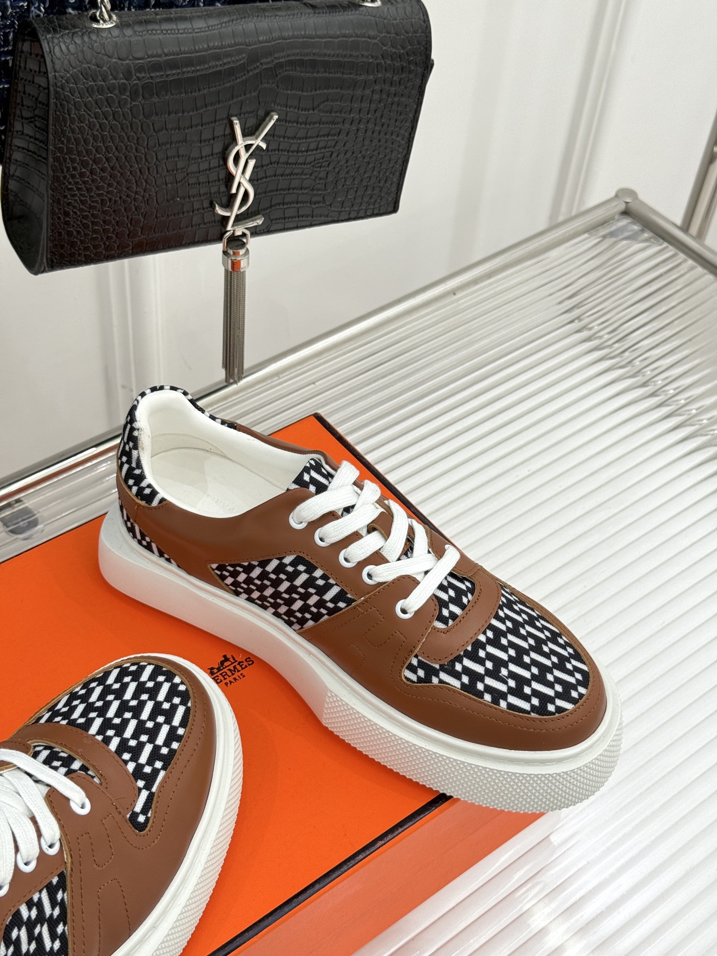 
Hermès/爱马仕25ss新品
男款厚底板鞋小白鞋
潮流与质感兼具的板鞋🎯 
多样配色碰撞出独特风格