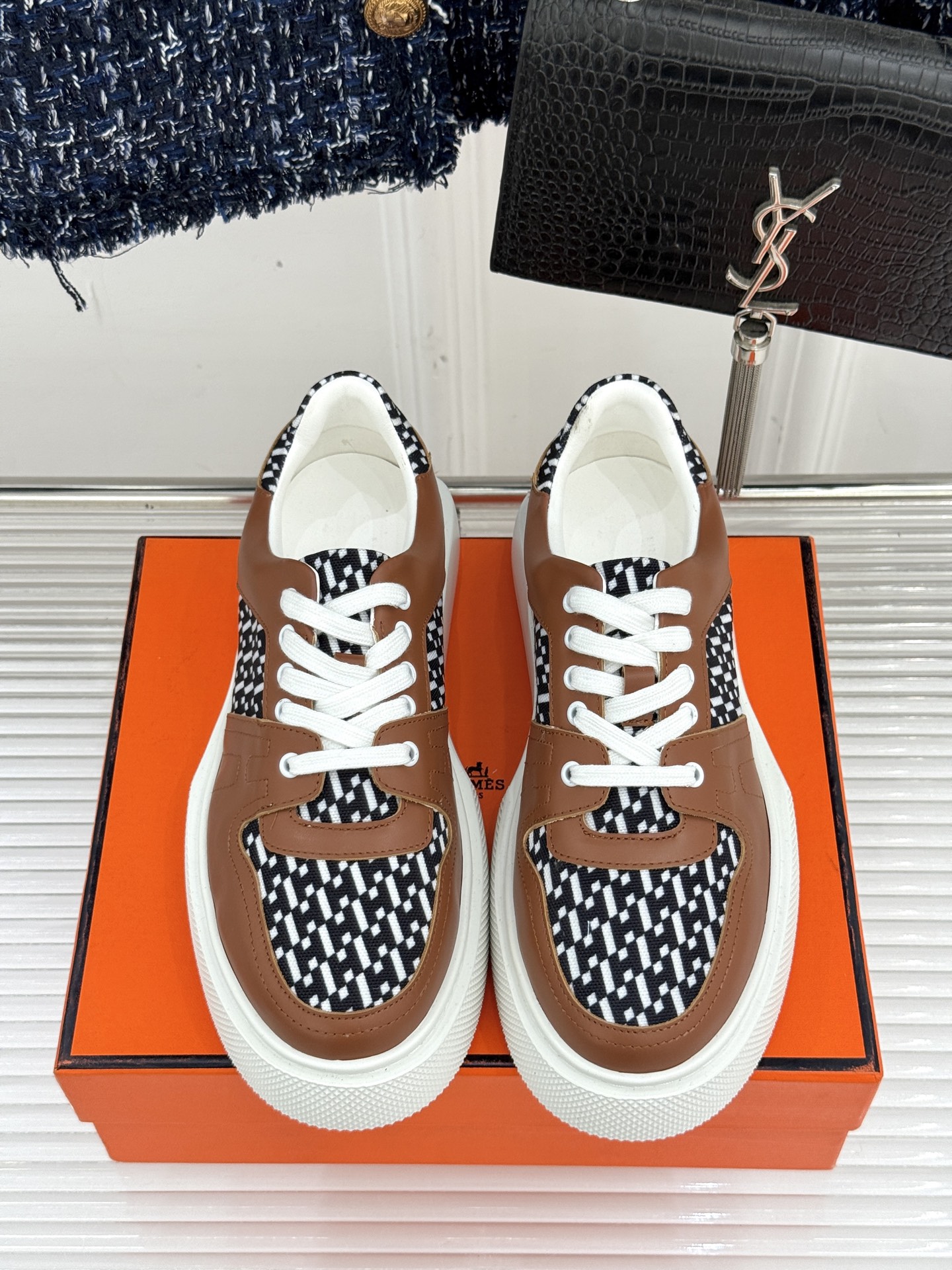 
Hermès/爱马仕25ss新品
男款厚底板鞋小白鞋
潮流与质感兼具的板鞋🎯 
多样配色碰撞出独特风格