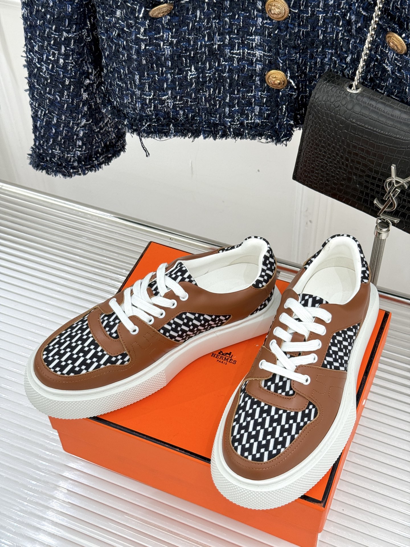 
Hermès/爱马仕25ss新品
男款厚底板鞋小白鞋
潮流与质感兼具的板鞋🎯 
多样配色碰撞出独特风格