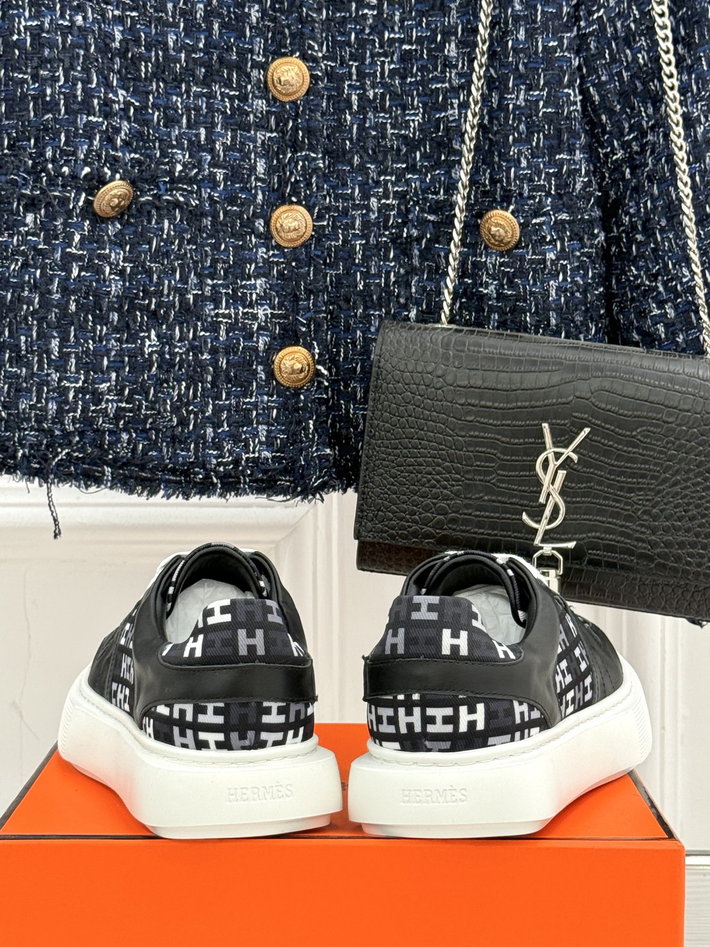 
Hermès/爱马仕25ss新品
男款厚底板鞋小白鞋
潮流与质感兼具的板鞋🎯 
多样配色碰撞出独特风格